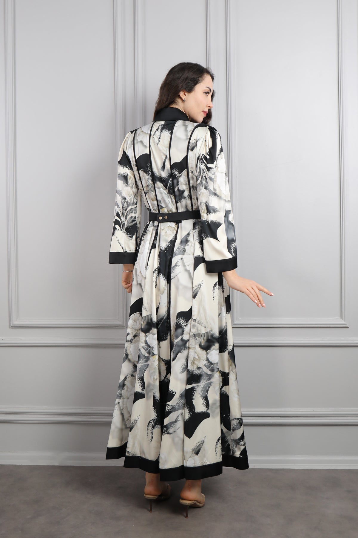 فستان ساتان منقش بورود مع حزام عالخصر مقاس كبير -اسود