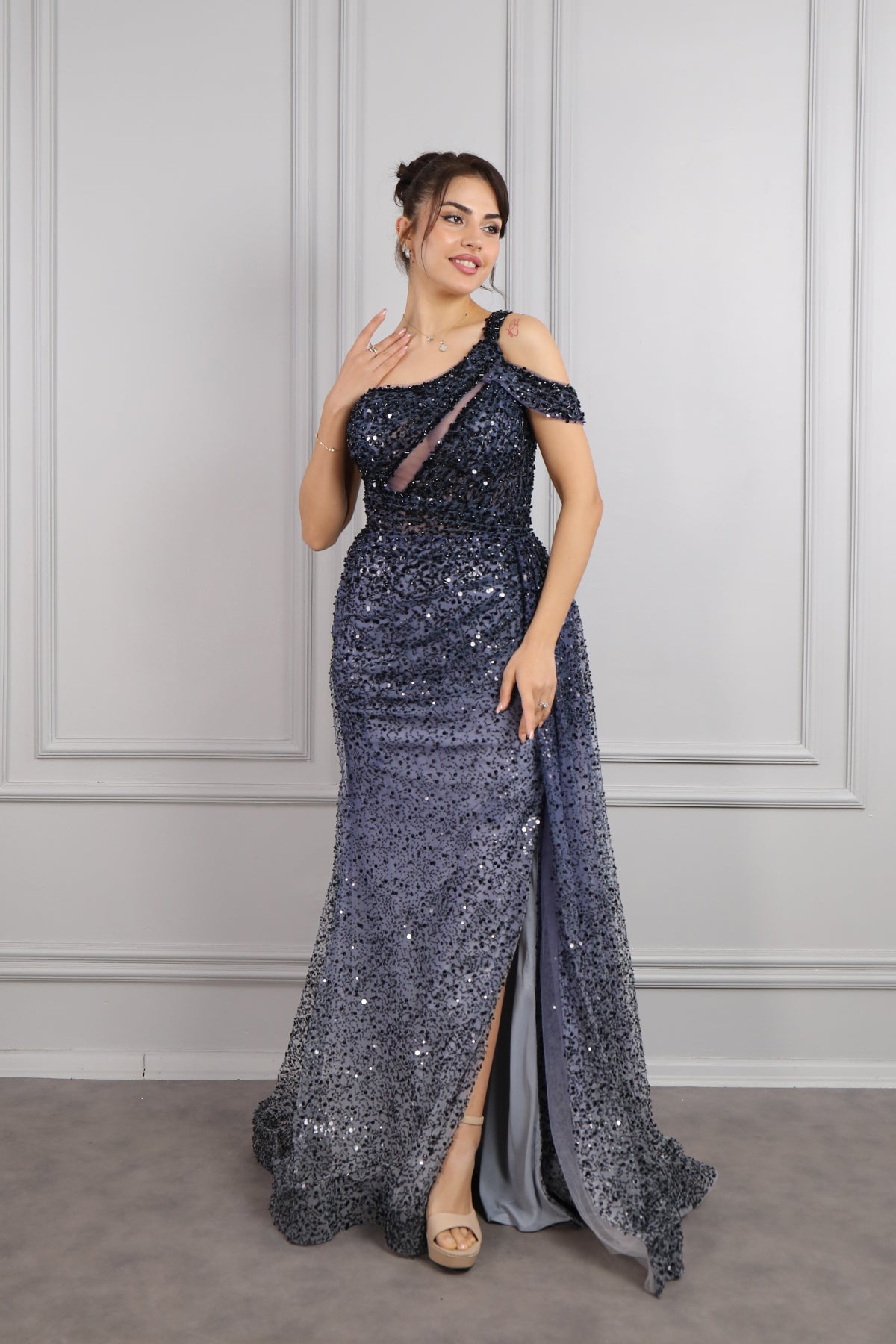 فستان سهرة مطرز بالخرز والترتر بكتف واحد وتفصيل فتحة من "المجموعة الخاصة" -كحلي