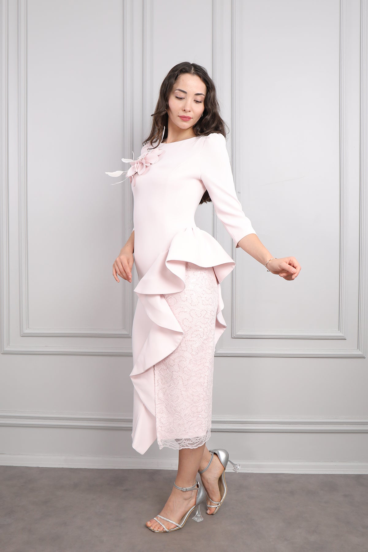 فستان ميدي بتفاصيل فُرفُر بتصميم دانتيل عالتنورة -بمبي