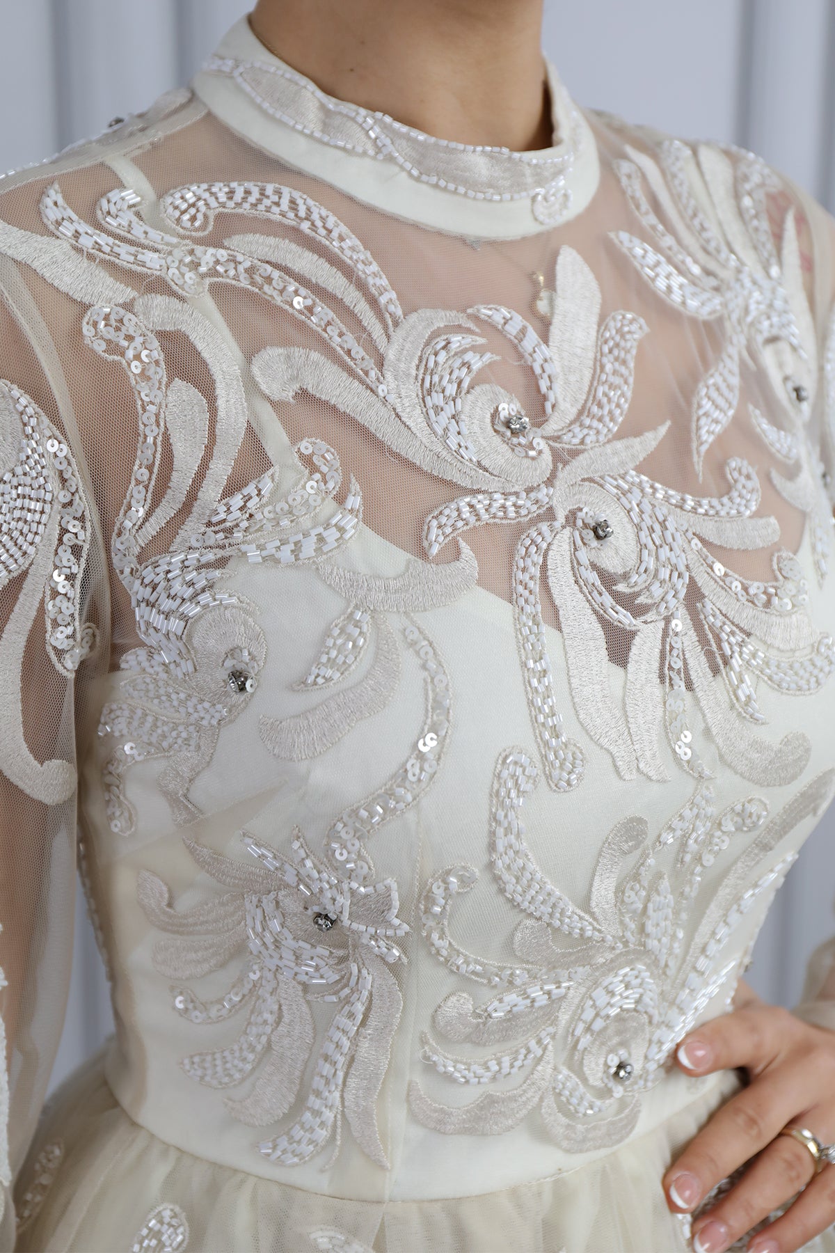 فستان سهرة ميدي بتفاصيل شفافة مطرز بالخرز بياقة عالية من "المجموعة الخاصة" -سكري