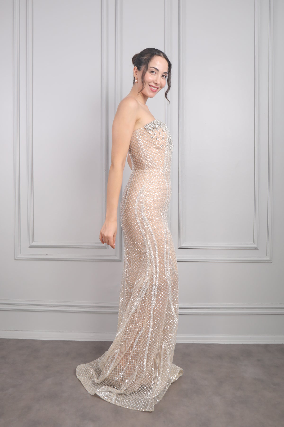 فستان سهرة سترابلس بتصميم عباءة مطرز بالكامل من "المجموعة الخاصة" -بيج