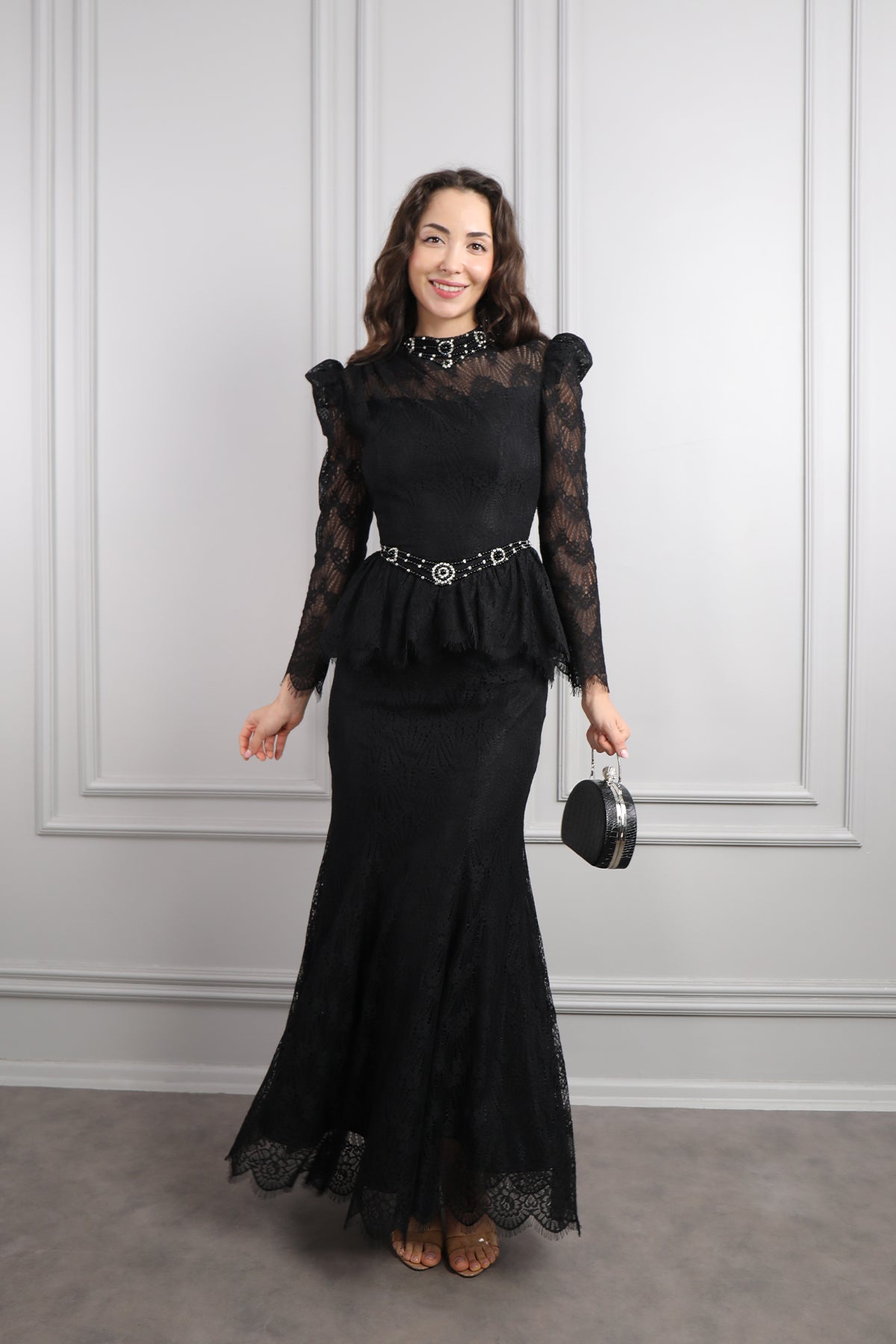 طقم دانتيل خناقي بتطريزات خرزية عالياقة والخصر باكمام شفافة -اسود