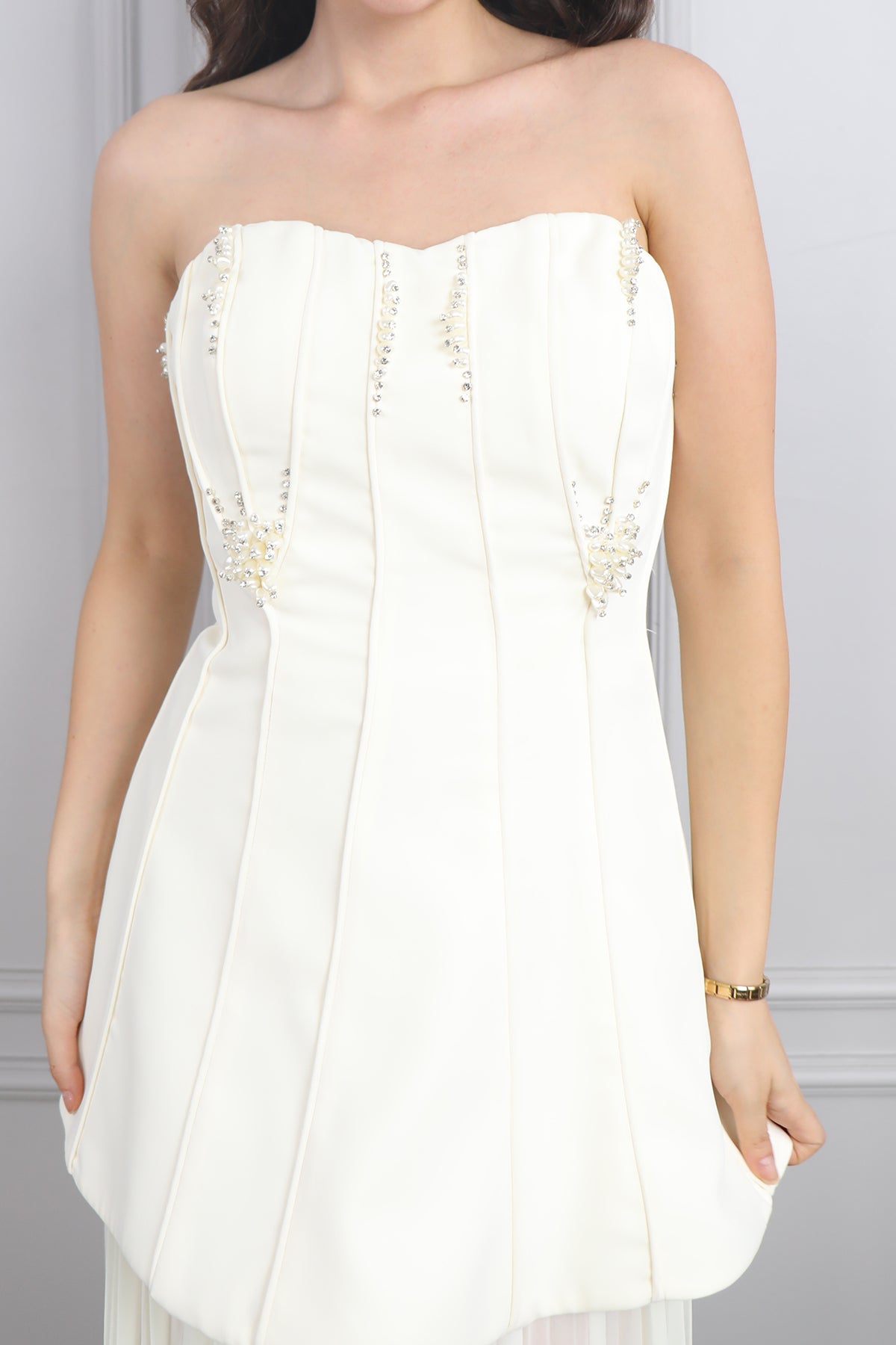 فستان سهرة سترابلس بتطريزات لؤلؤية وتنورة شيفون بتكسيرات -بيج