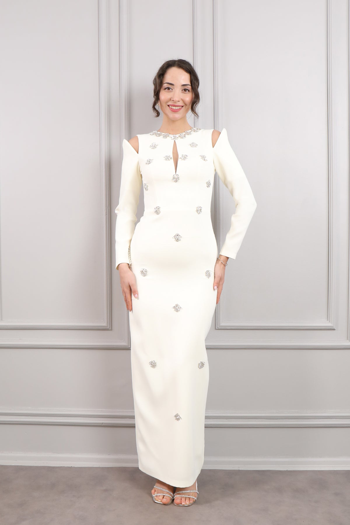 فستان سهرة بياقة بيضاوية وتفاصيل فتحات بتطريزات كريستالية -سكري