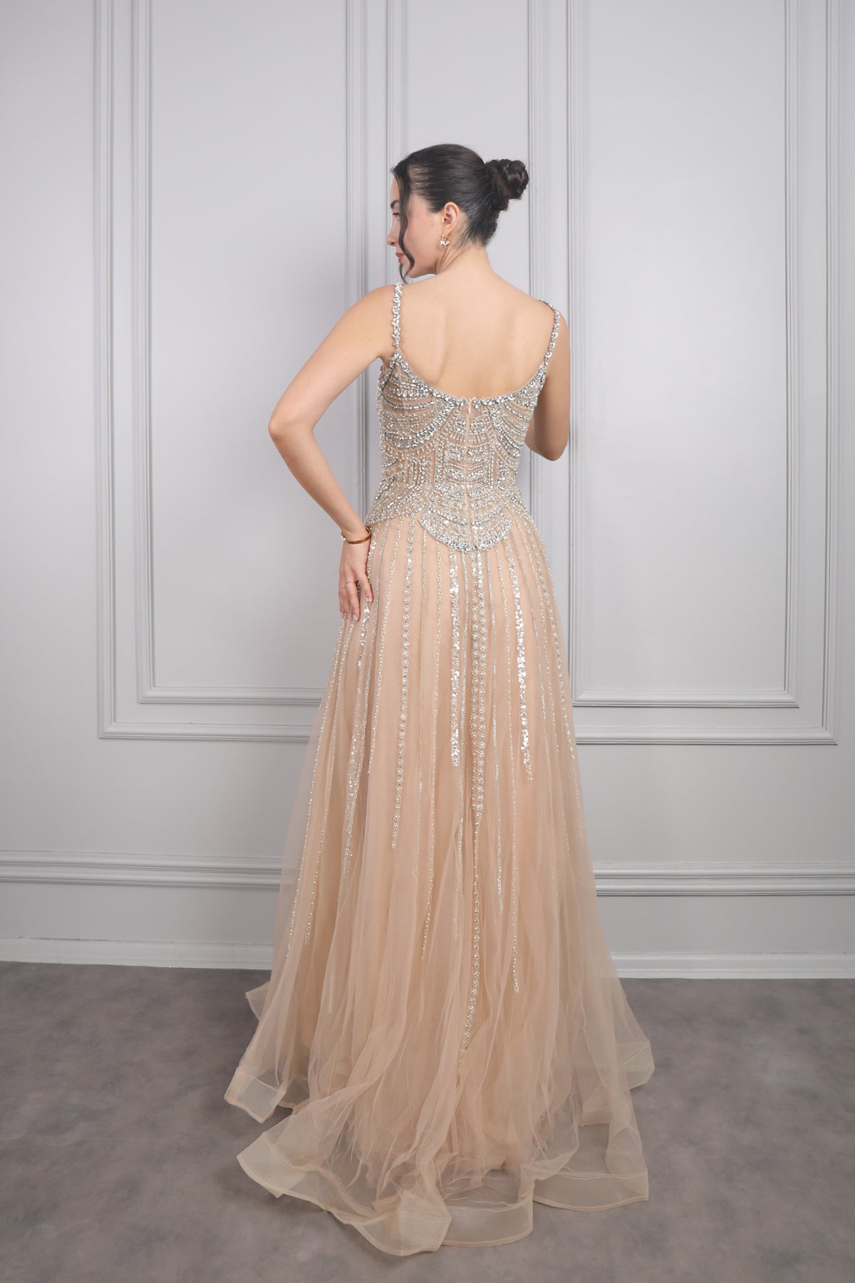 فستان سهرة بحمالات رفيعة وتطريزات كريستالية من "المجموعة الخاصة" -بيج