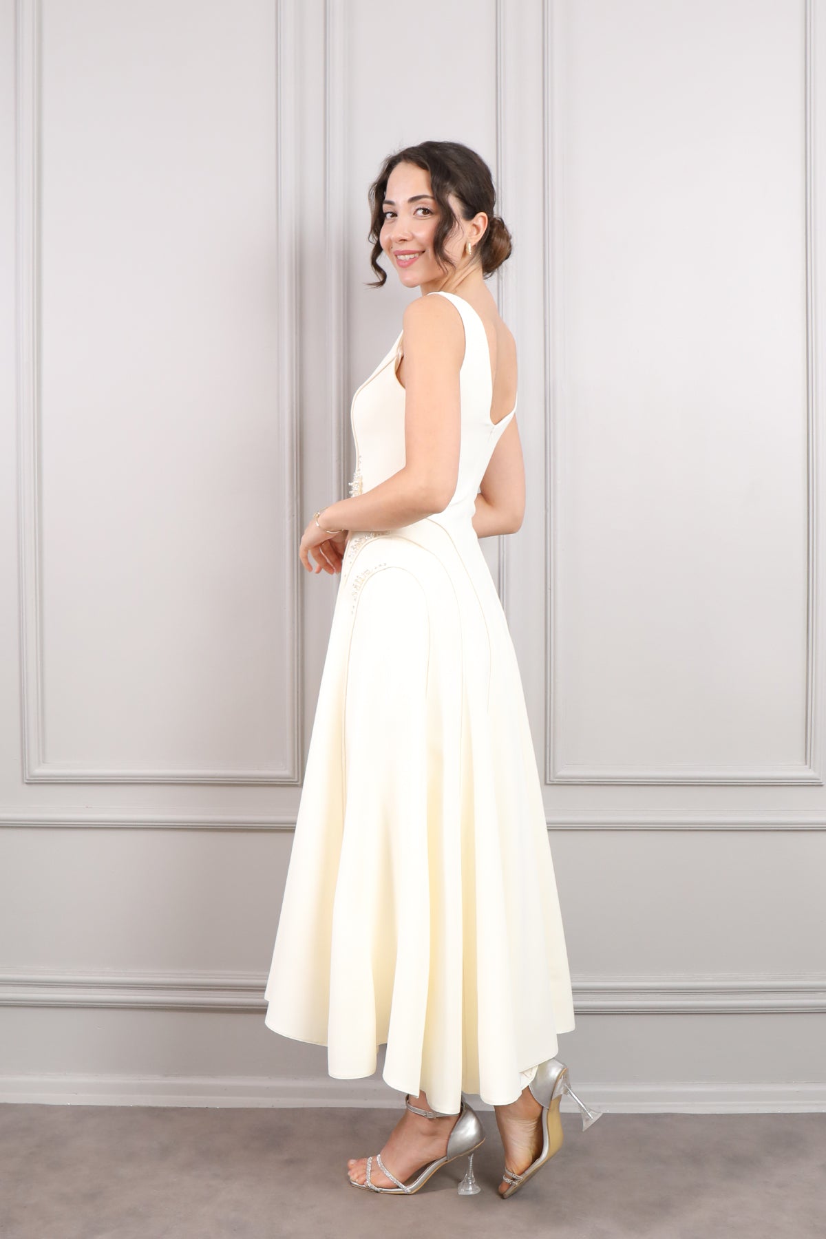 فستان سهرة ميدي بياقة مربعة وتطريزات لؤلؤ -سكري