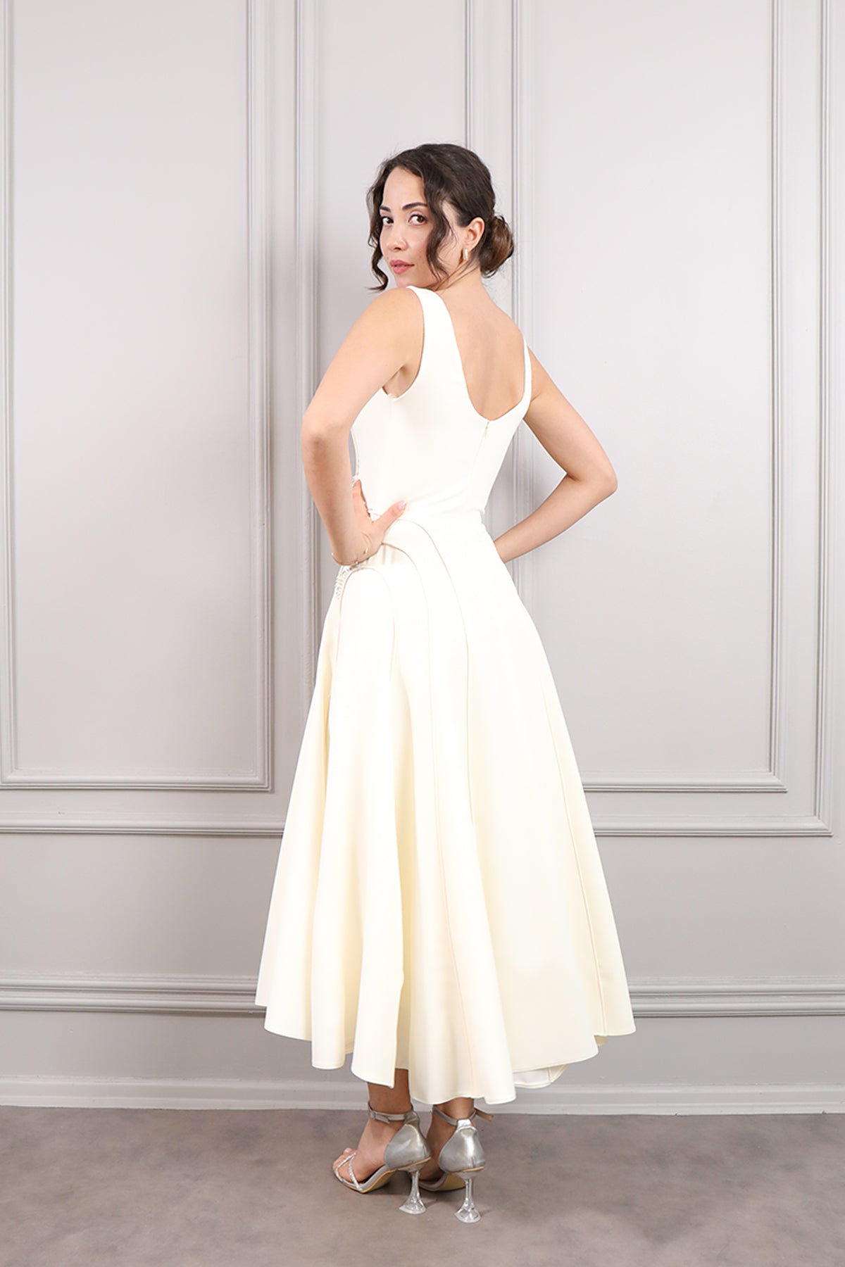 فستان سهرة ميدي بياقة مربعة وتطريزات لؤلؤ -سكري