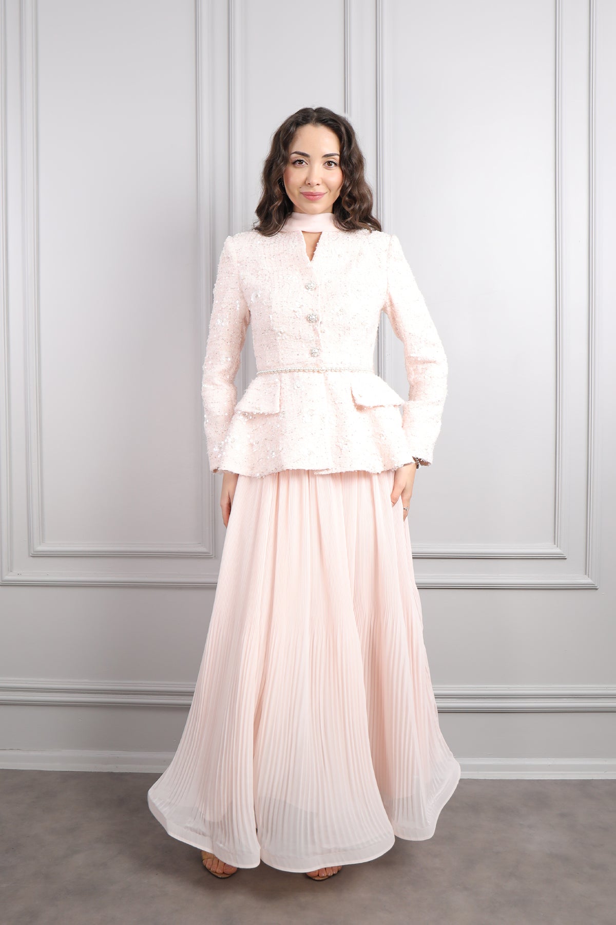 طقم تنورة وجاكيت لامع بحزام لؤلؤي ووشاح -بمبي