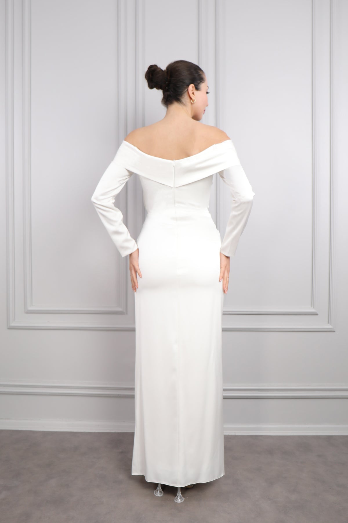 فستان سهرة ساتان مكشوف الاكتاف بتفاصيل طبقات وفتحة جانبية -ابيض