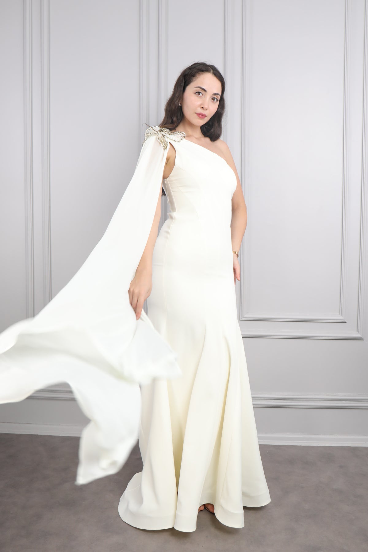 فستان سهرة بكتف واحد بتفصيل كايب مزين بورود خرزية -سكري