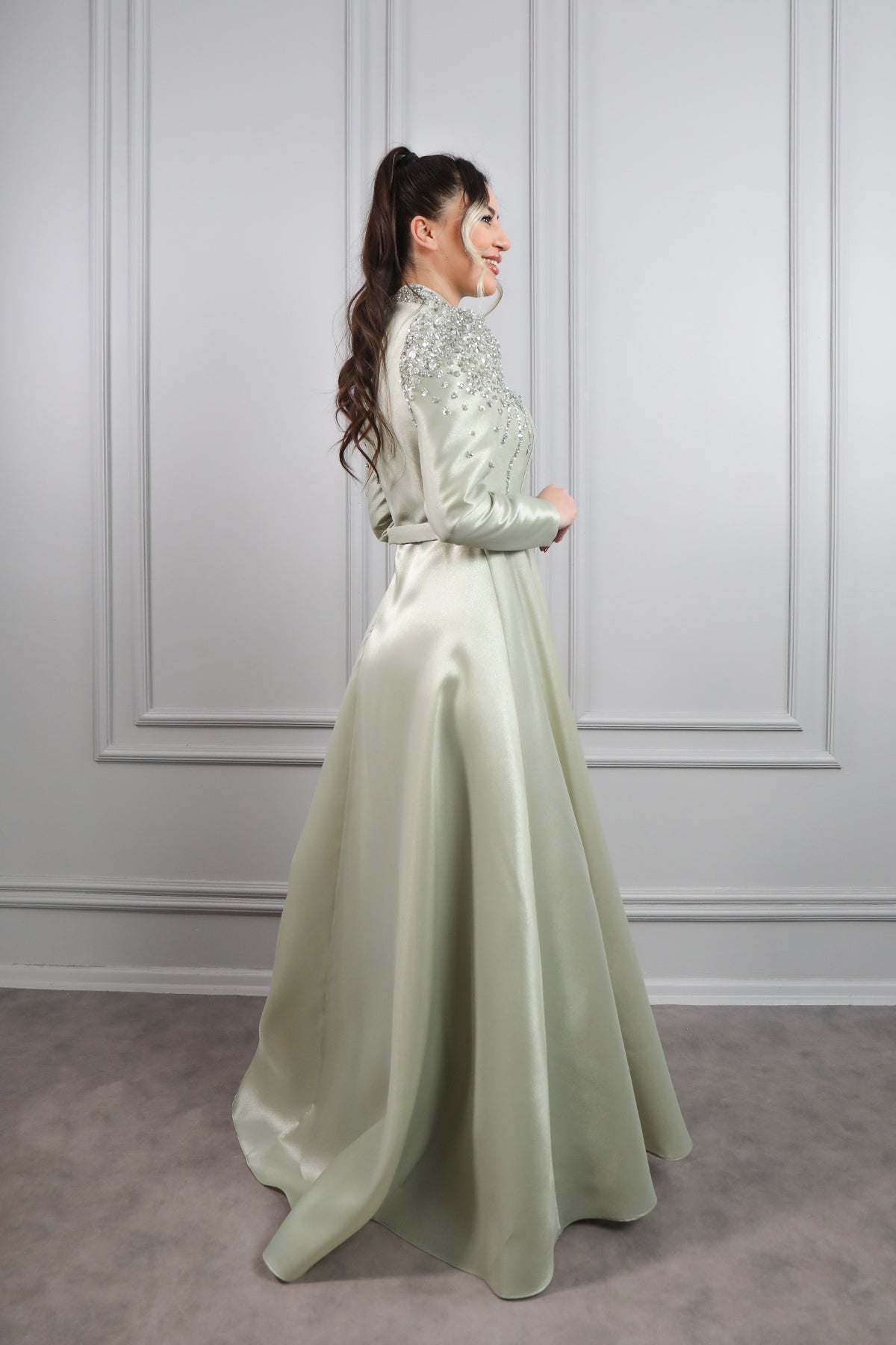 فستان سهرة حجاب خناقي مطرز بالكريستالات -اخضر