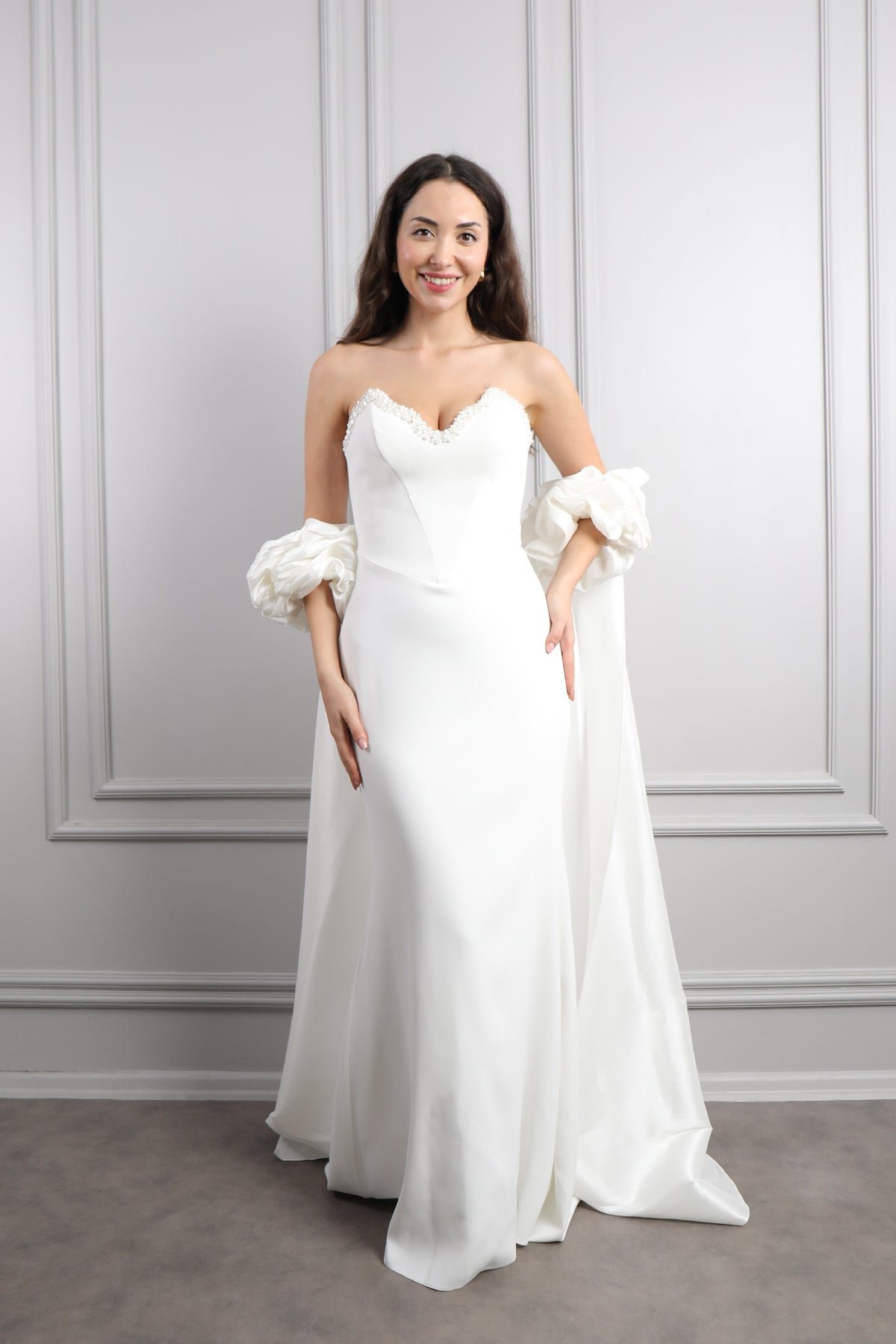 فستانى سهرة سترابلس بتطريزات خرزية وذيل طويل -ابيض