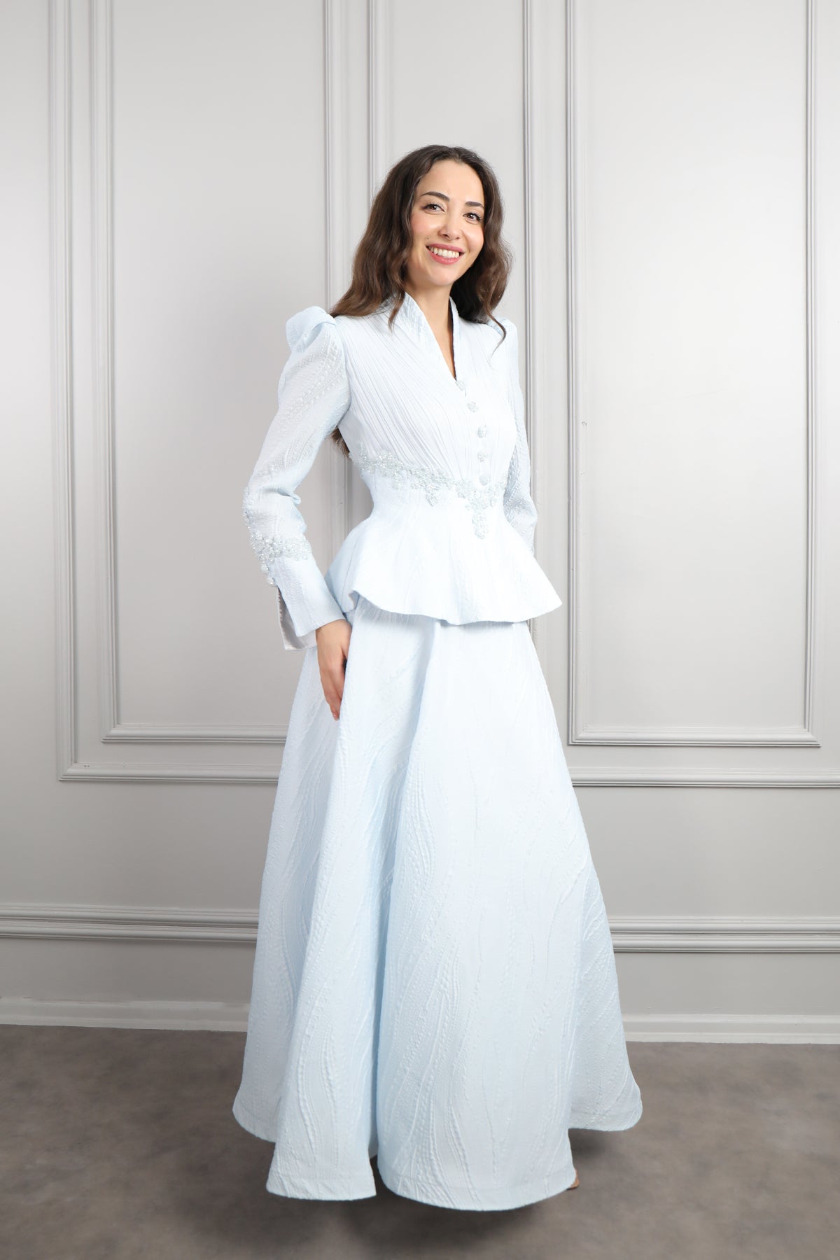 طقم تنورة وتوب بتطريزات خرزية وتفاصيل تكسيرات -ازرق