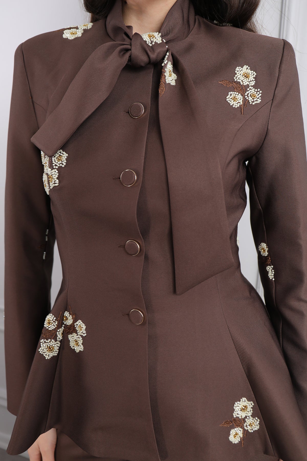 طقم بنطال وبلوزة بتطريزات خرزية وتفصيل ربط عالياقة -بني