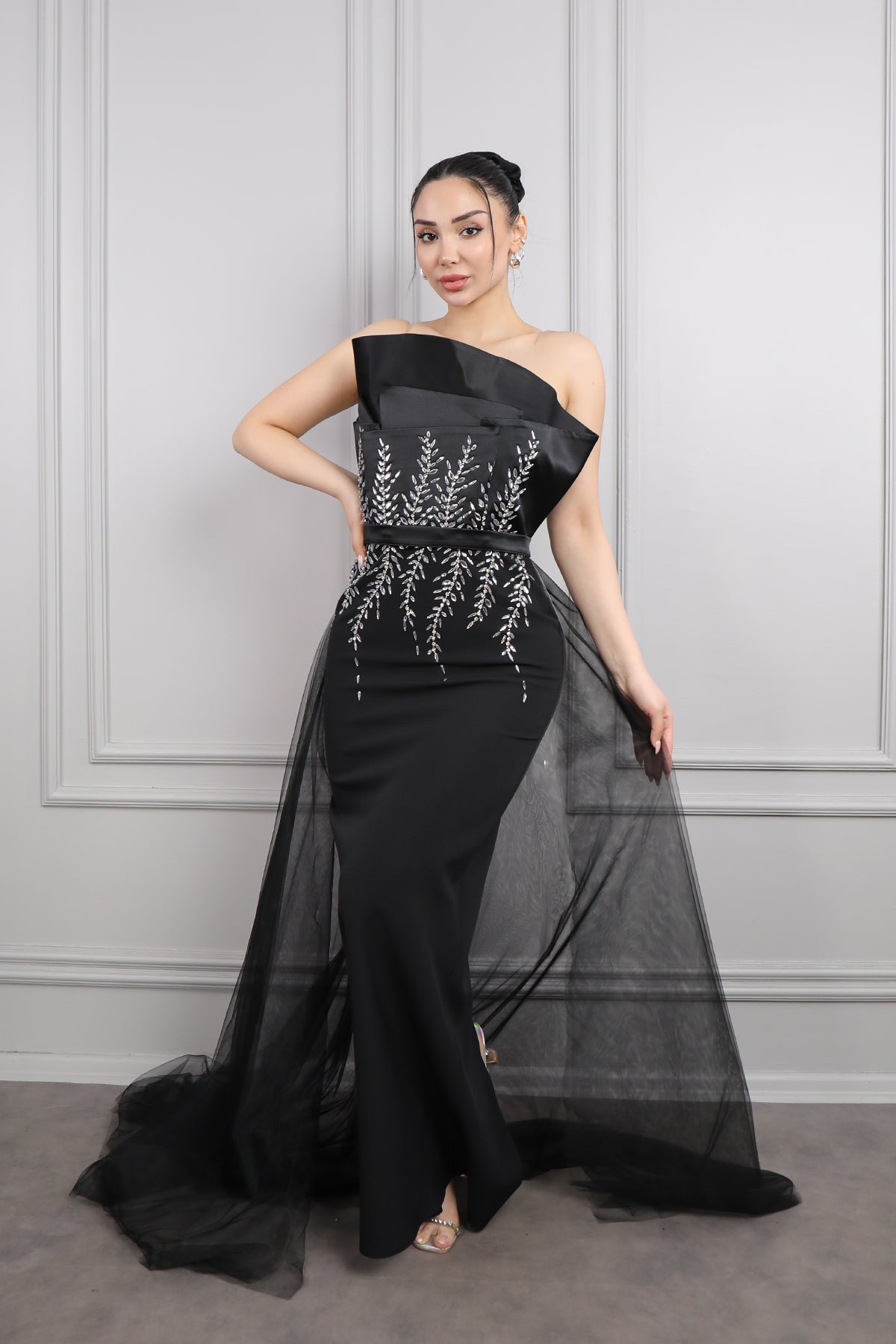 فستان سهرة سترابلس بتطريزات كريستالية وذيل من الخصر -اسود