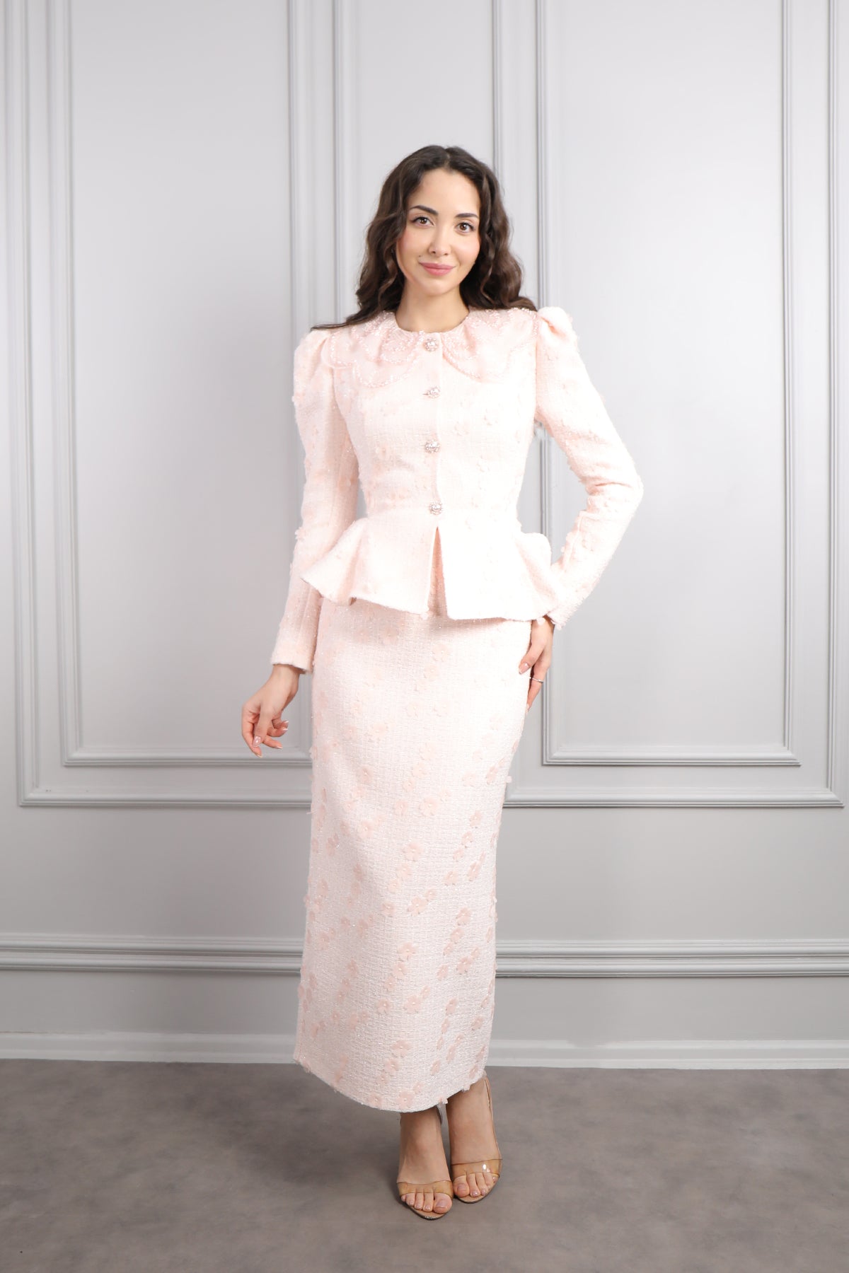 طقم تنورة وجاكيت بتطريزات ورود -بمبي