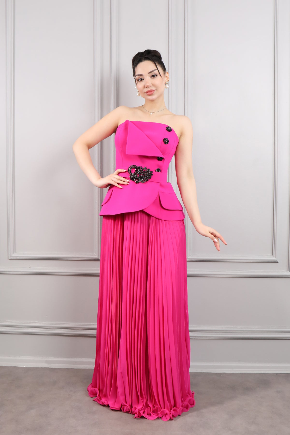 فستان سهرة سترابلس بحزام مطرز بالكريستالات وتنورة مكسرة -فوشي