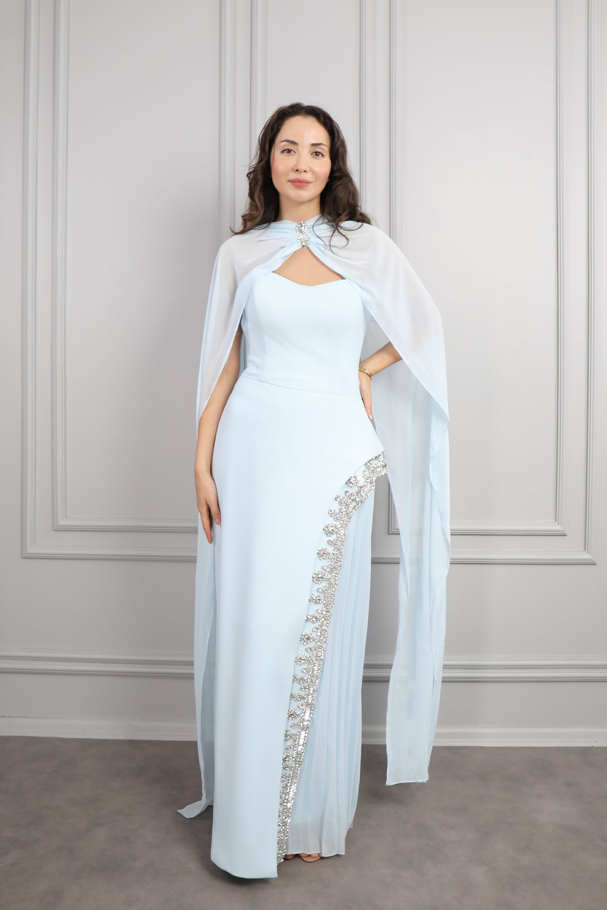 فستان سهرة سترابلس بتطريزات كريستالية و وشاح في العنق -سماوي