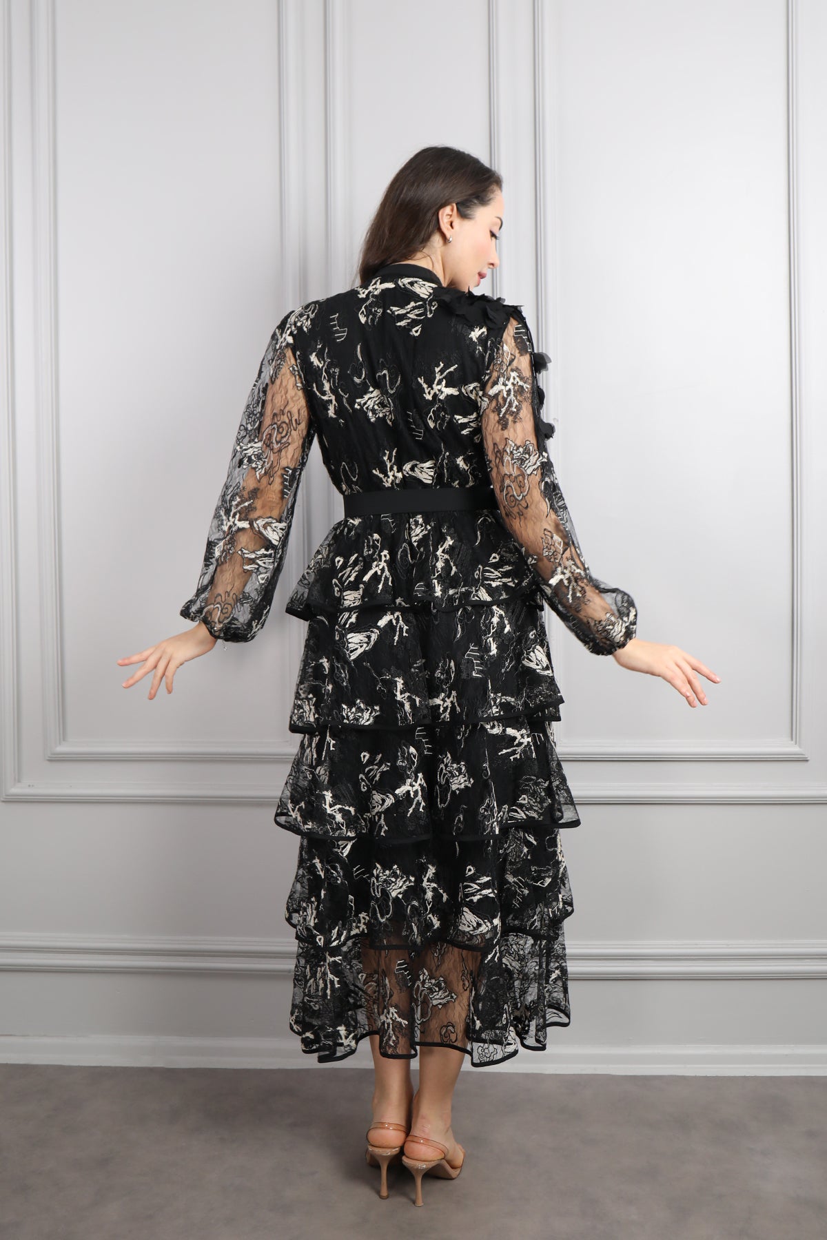 فستان مزخرف بتفاصيل كشكشة وزينة ورود عالياقة بحزام عالخصر مقاس كبير -اسود