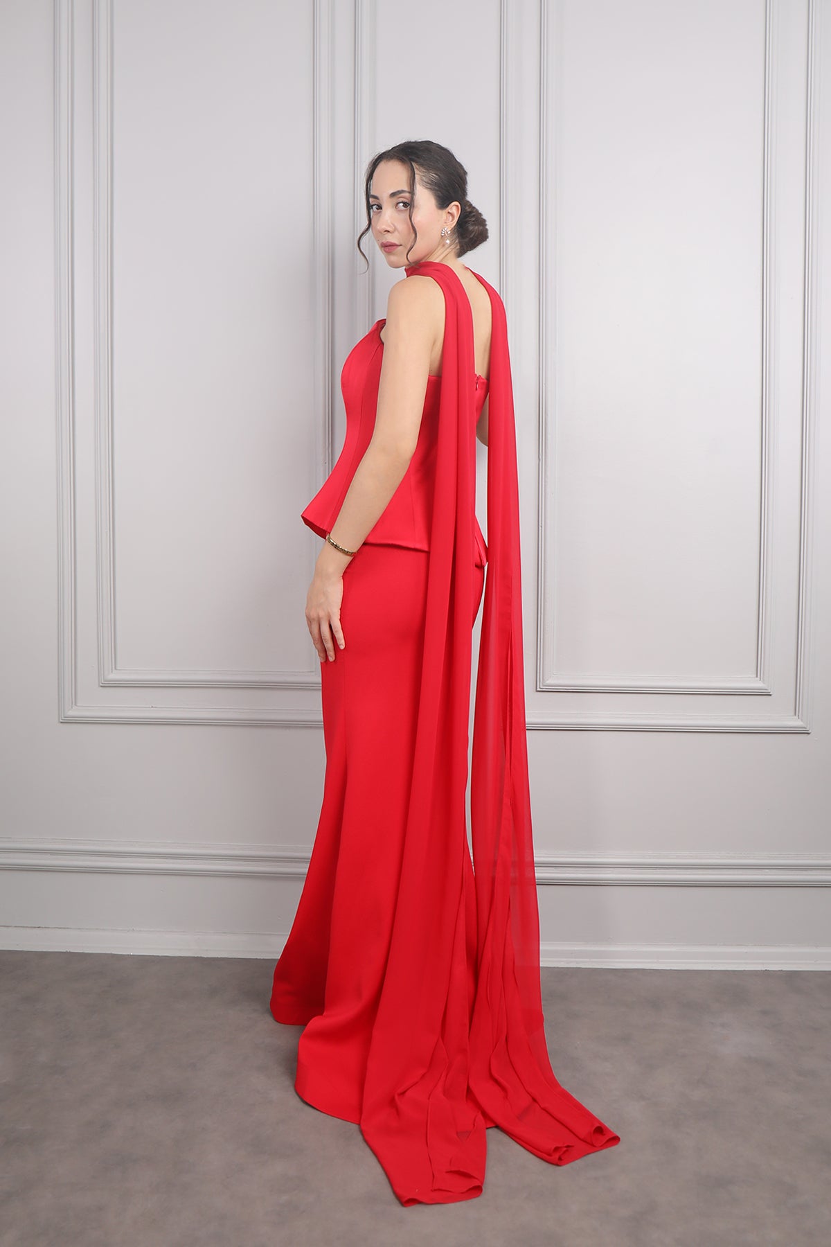 فستان سهرة سترابلس بقصّة سمكة و وشاح عالعنق -احمر