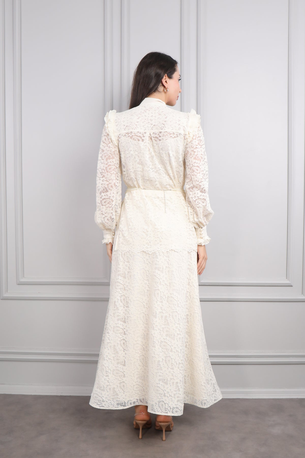 طقم دانتيل تنورة وجاكيت بياقة اطفال وتفاصيل لؤلؤية -سكري