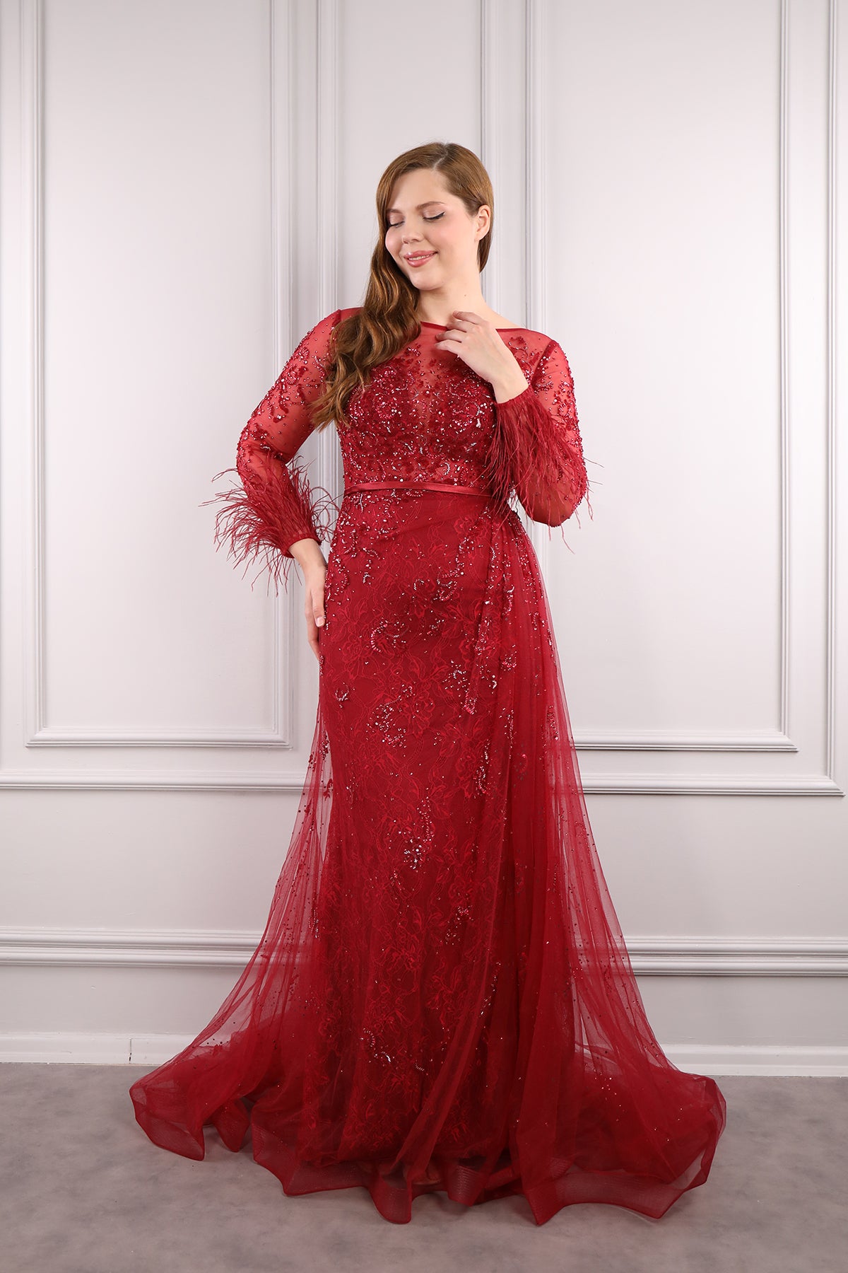 فستان سهرة بتطريز كريستال وياقة كبيرة وريش عالاساور -احمر