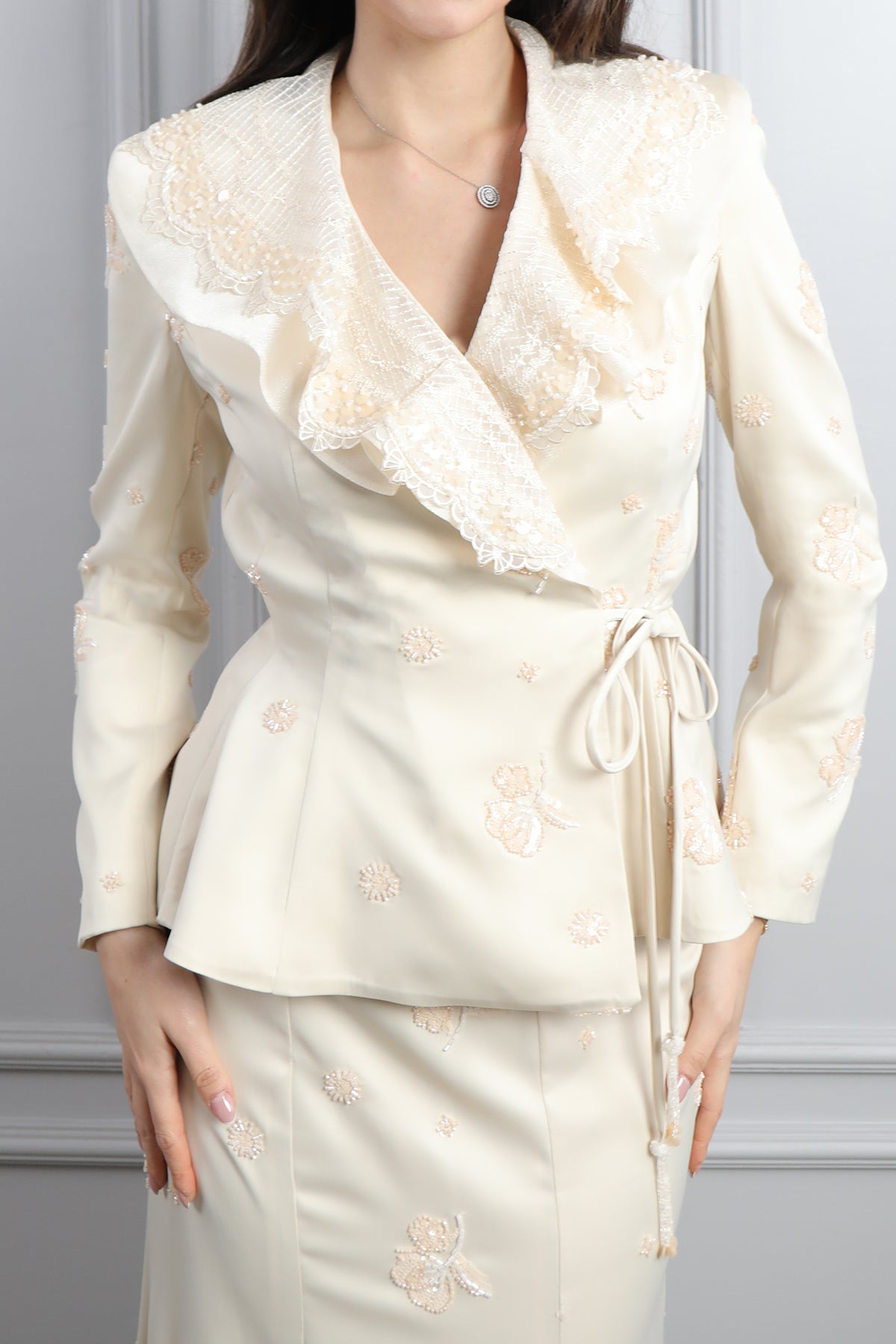 طقم تنورة وتوب رسمي مزين بتطريزات لؤلؤية وتفاصيل كشكشة عالياقة-سكري