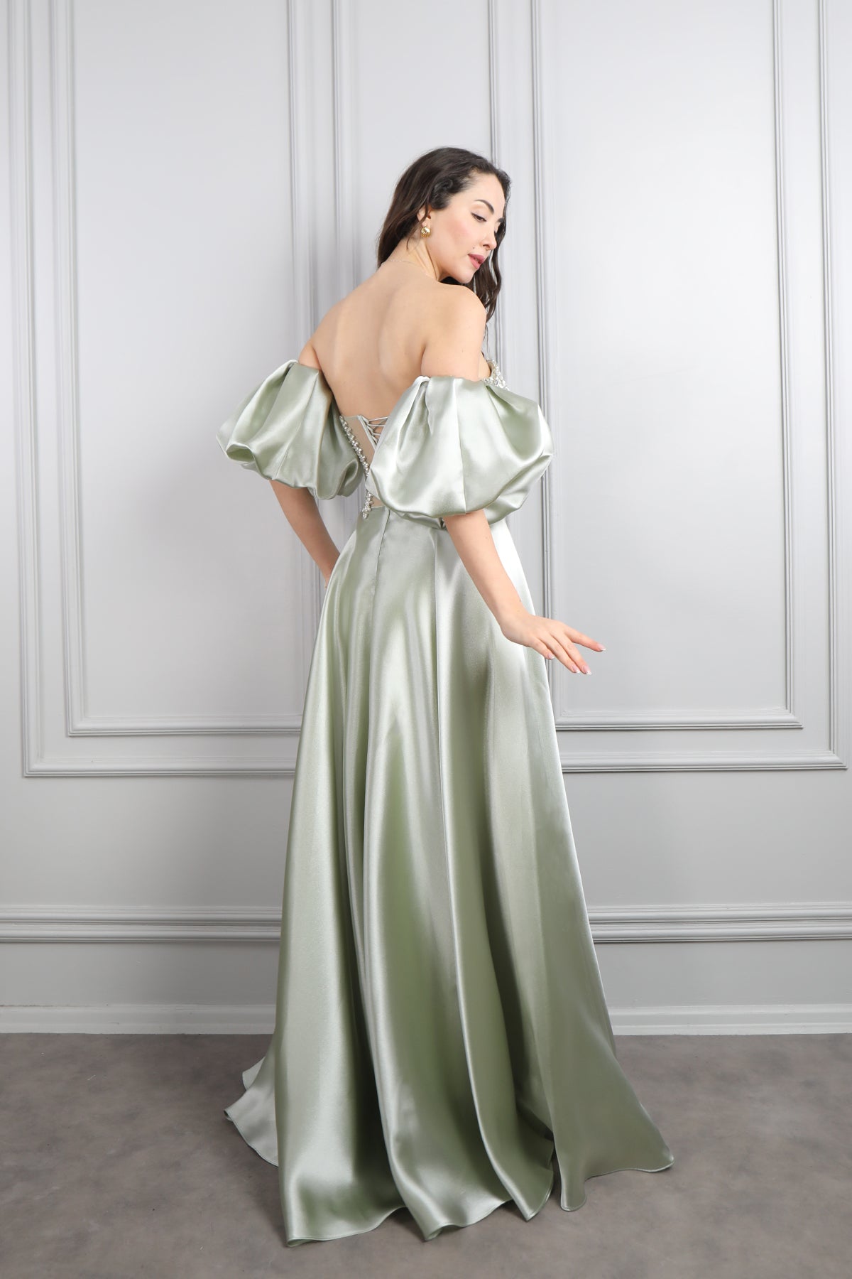 فستان سهرة ساتان سترابلس باكمام بالون وتطريزات كريستالية -اخضر