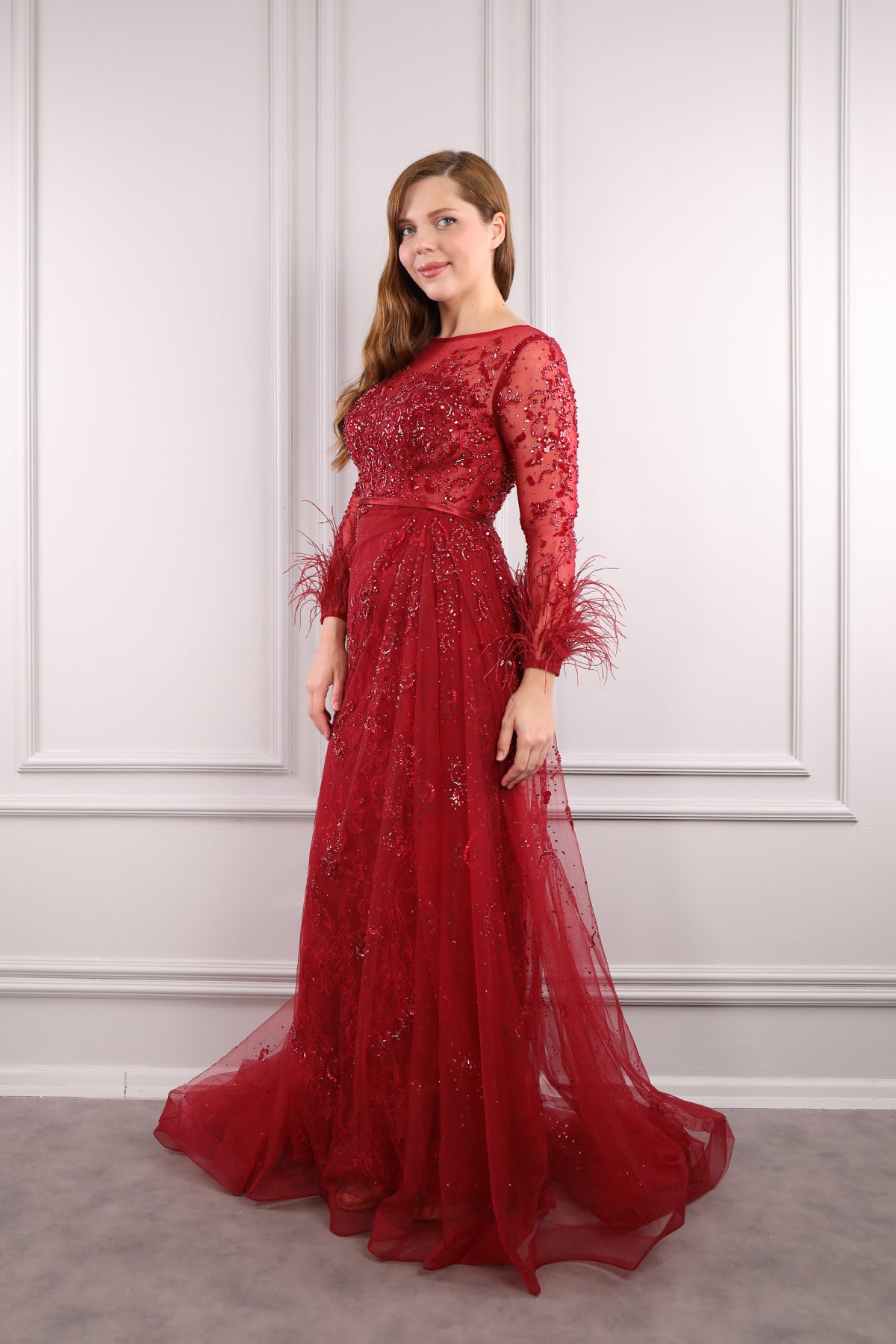 فستان سهرة بتطريز كريستال وياقة كبيرة وريش عالاساور -احمر