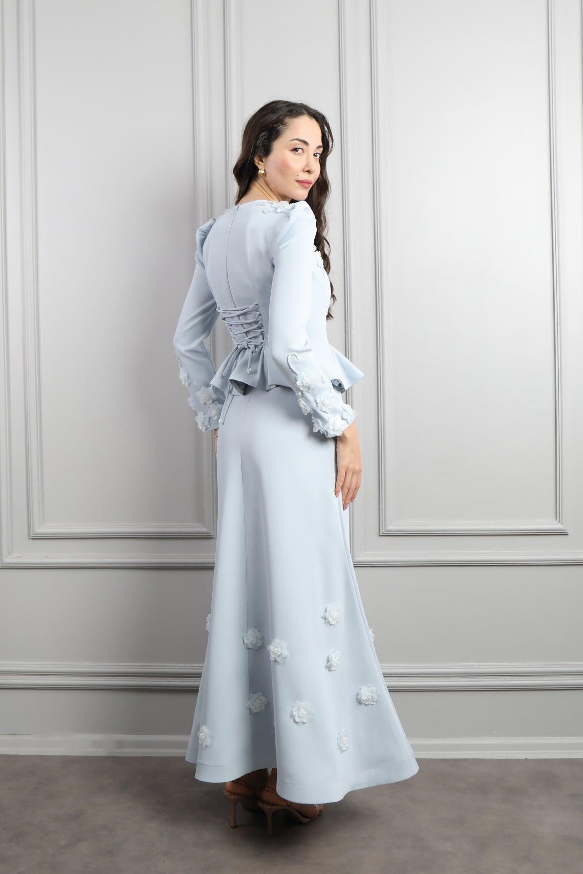 طقم تنورة وتوب رسمي انيق بياقة مربعة وتفاصيل ورود -ازرق