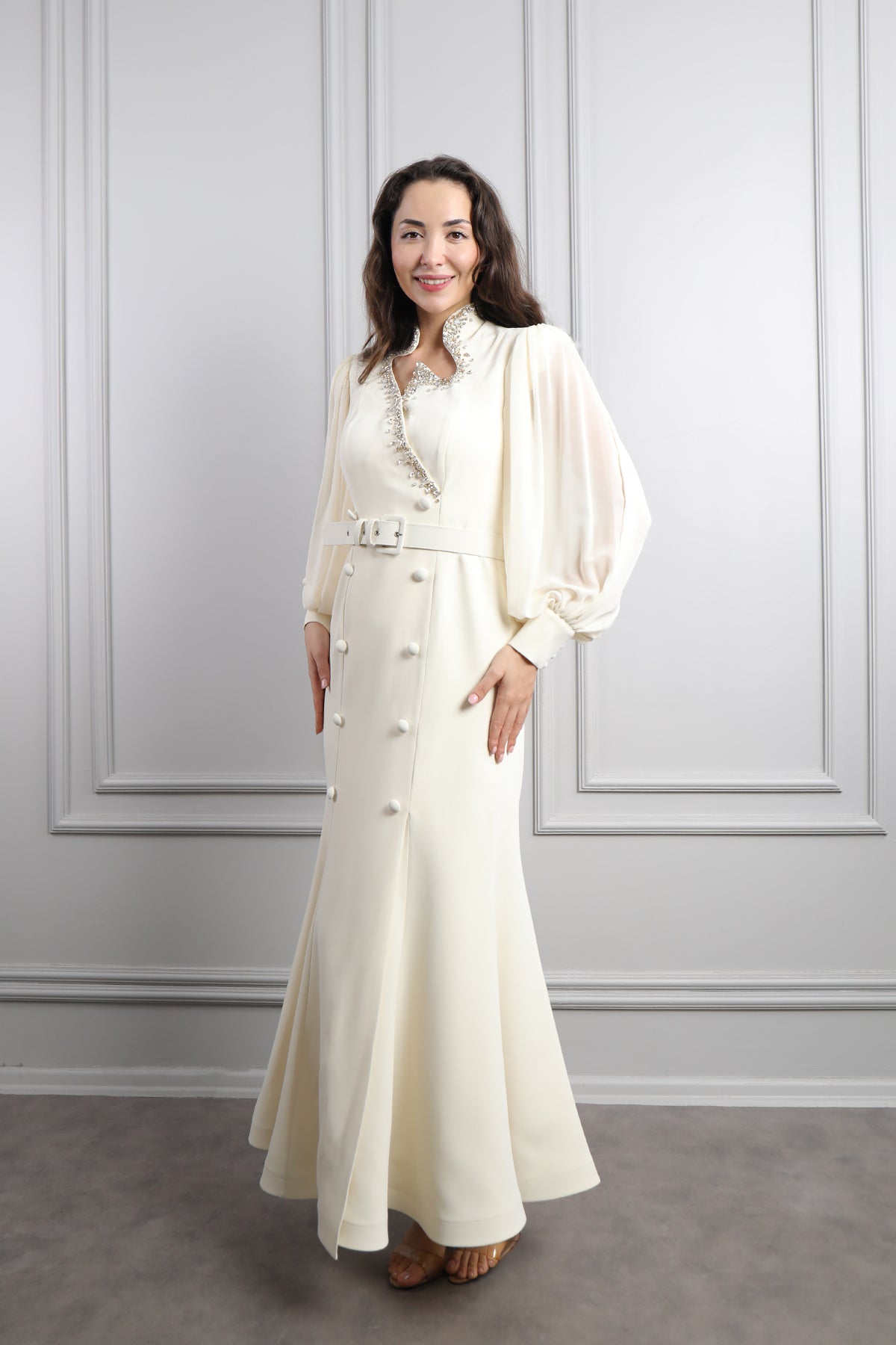 فستان بتفاصيل كريستالية واكمام واسعة وزينة ازرار -سكري