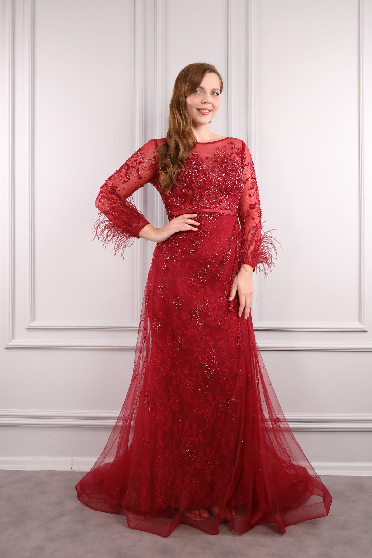 فستان سهرة بتطريز كريستال وياقة كبيرة وريش عالاساور -احمر