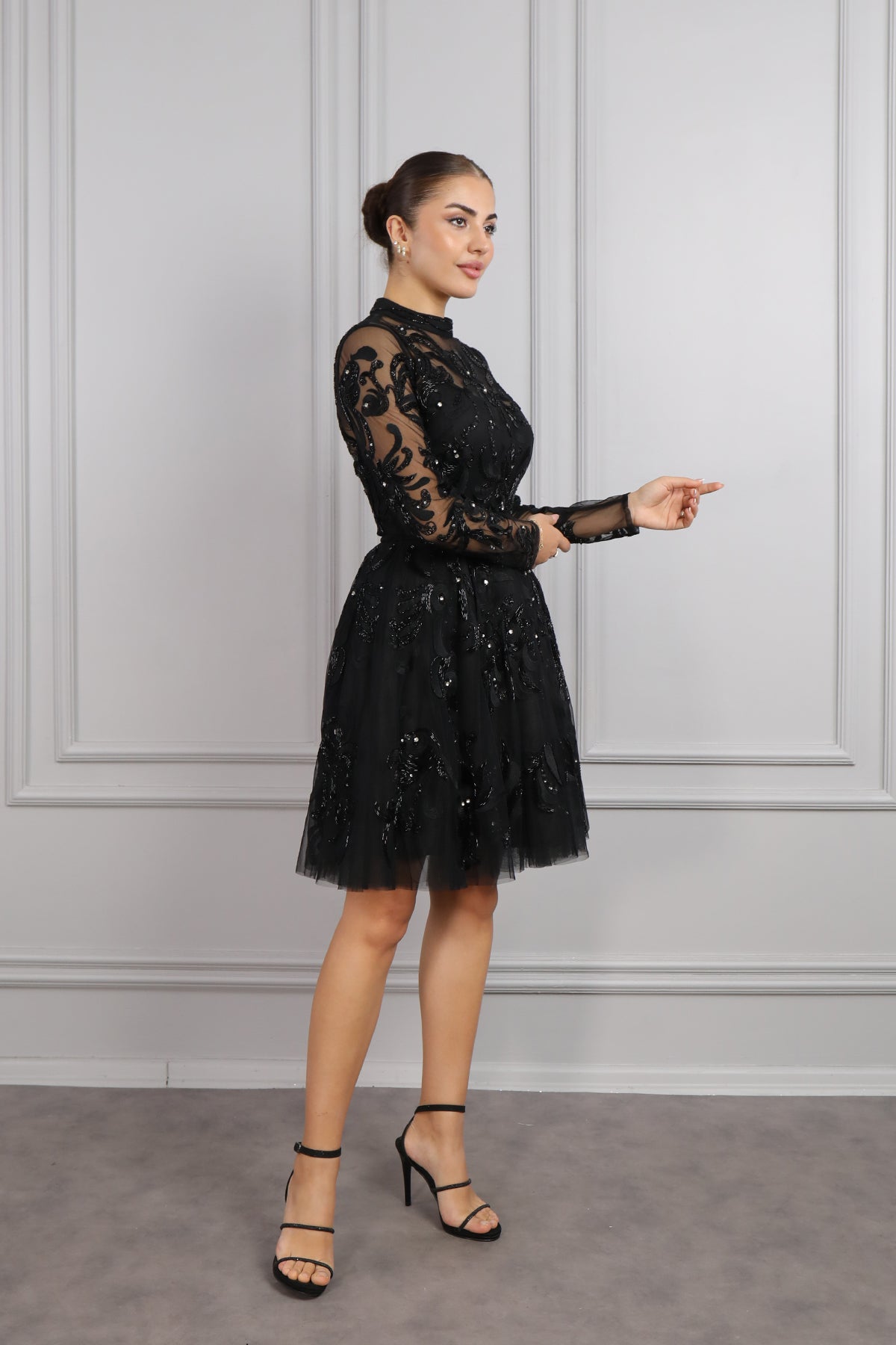 فستان سهرة قصير بتفاصيل شفافة وياقة عالية مزين بالخرز من "المجموعة الخاصة" - اسود