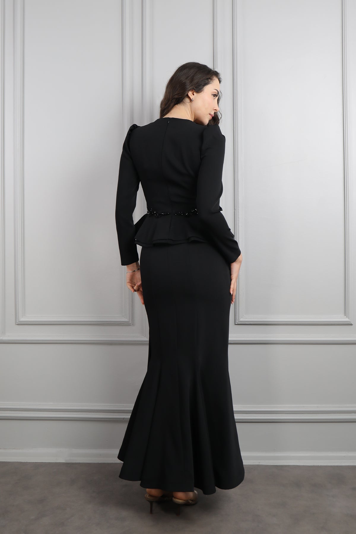 طقم تنورة وتوب مزين بالخرز بتفصيل ذيل من الخصر -اسود