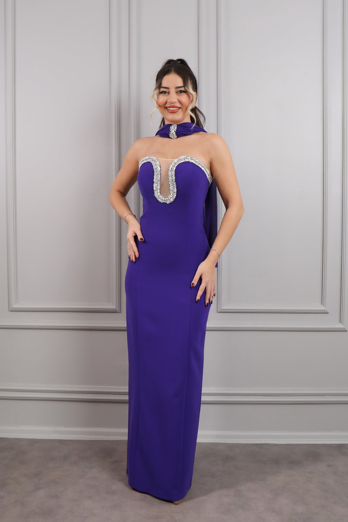 فستان سهرة سترابلس بفتحة في الصدر مزينة بالكريستالات مع اكسسوار عالعنق -موفي