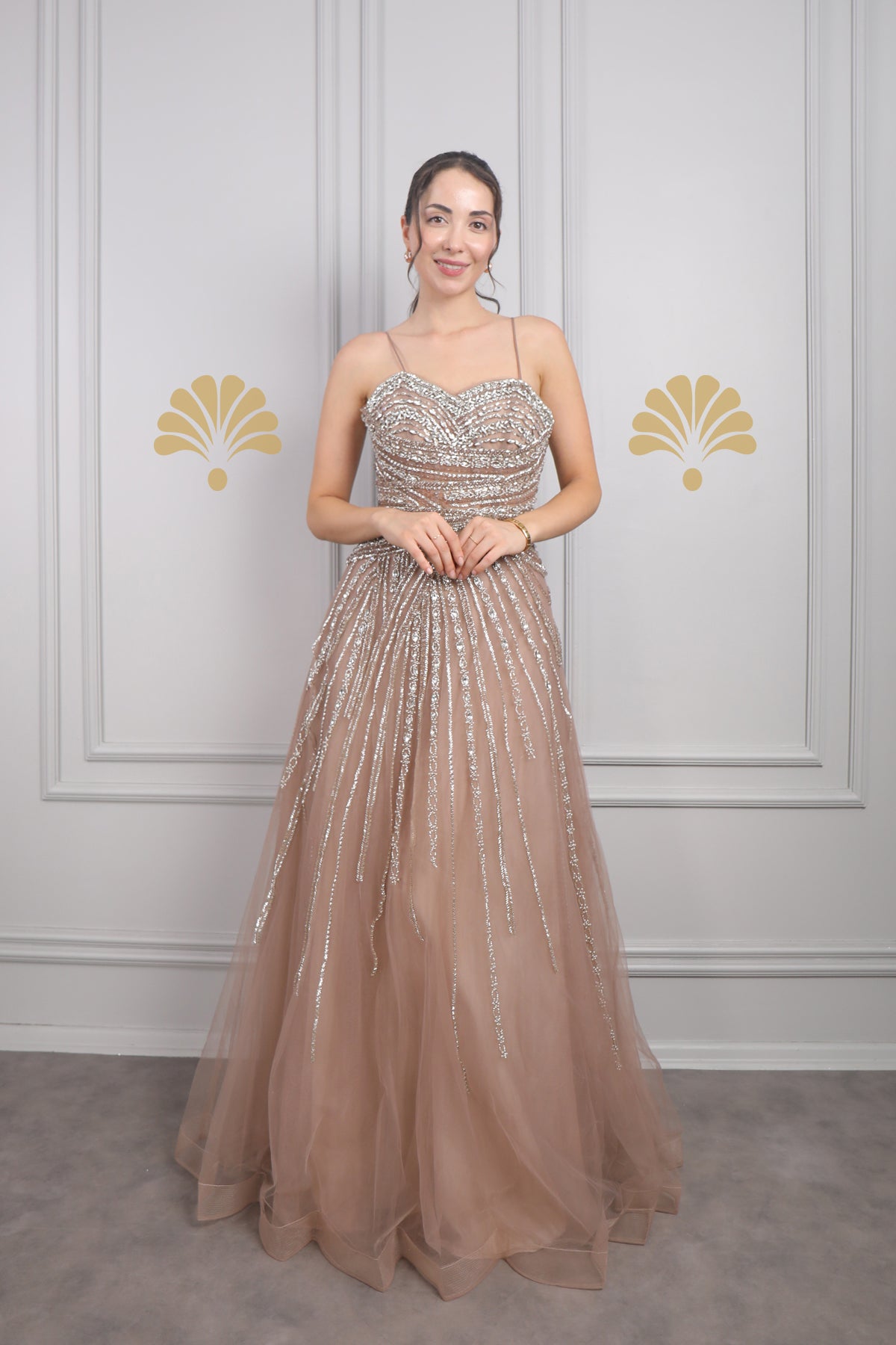 فستان سهرة تول بحمالات رفيعة مطرز بالكريستالات بالكامل من "المجموعة الخاصة" -بني