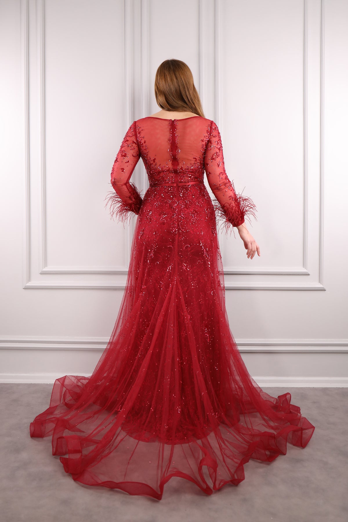 فستان سهرة بتطريز كريستال وياقة كبيرة وريش عالاساور -احمر