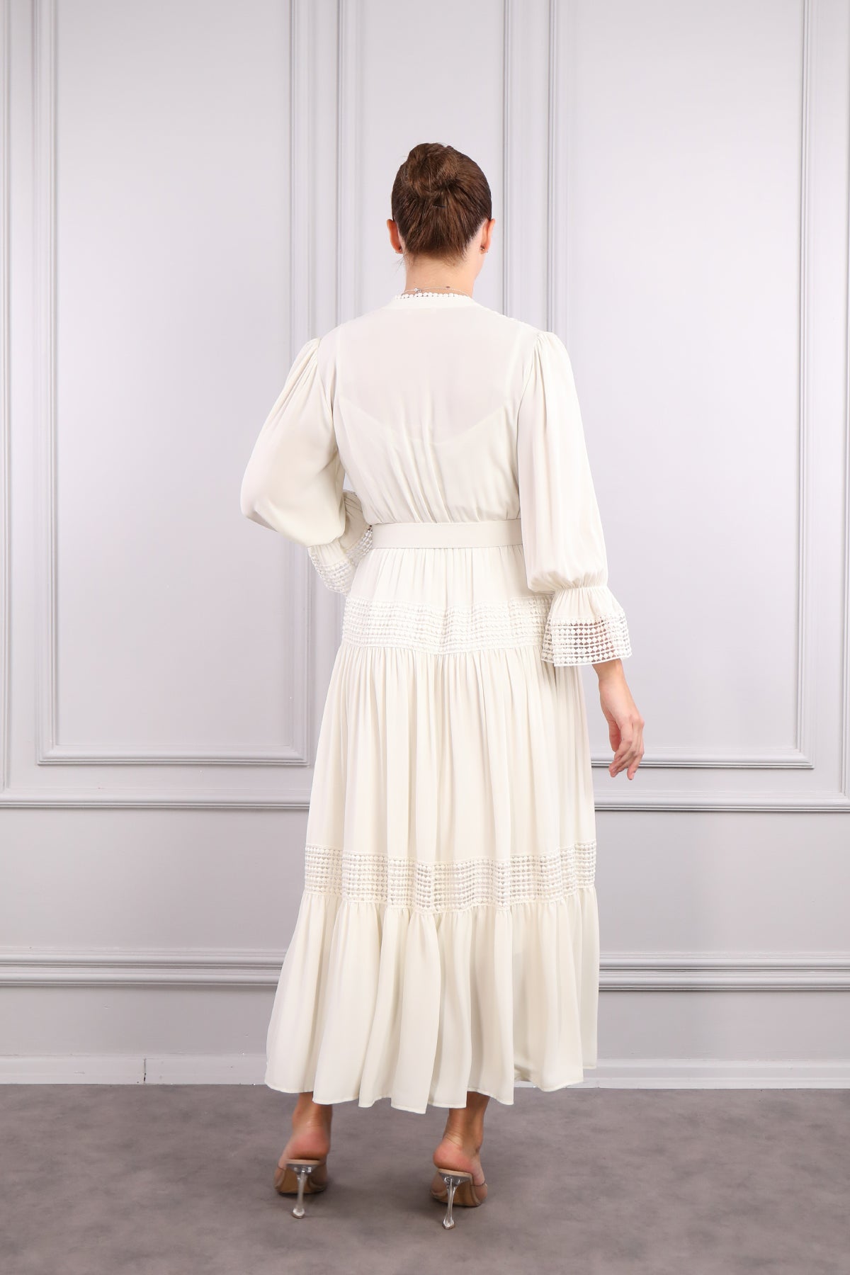 فستان ميدي مع حزام على الخصر وتفاصيل أزرار في الأمام -كريمي