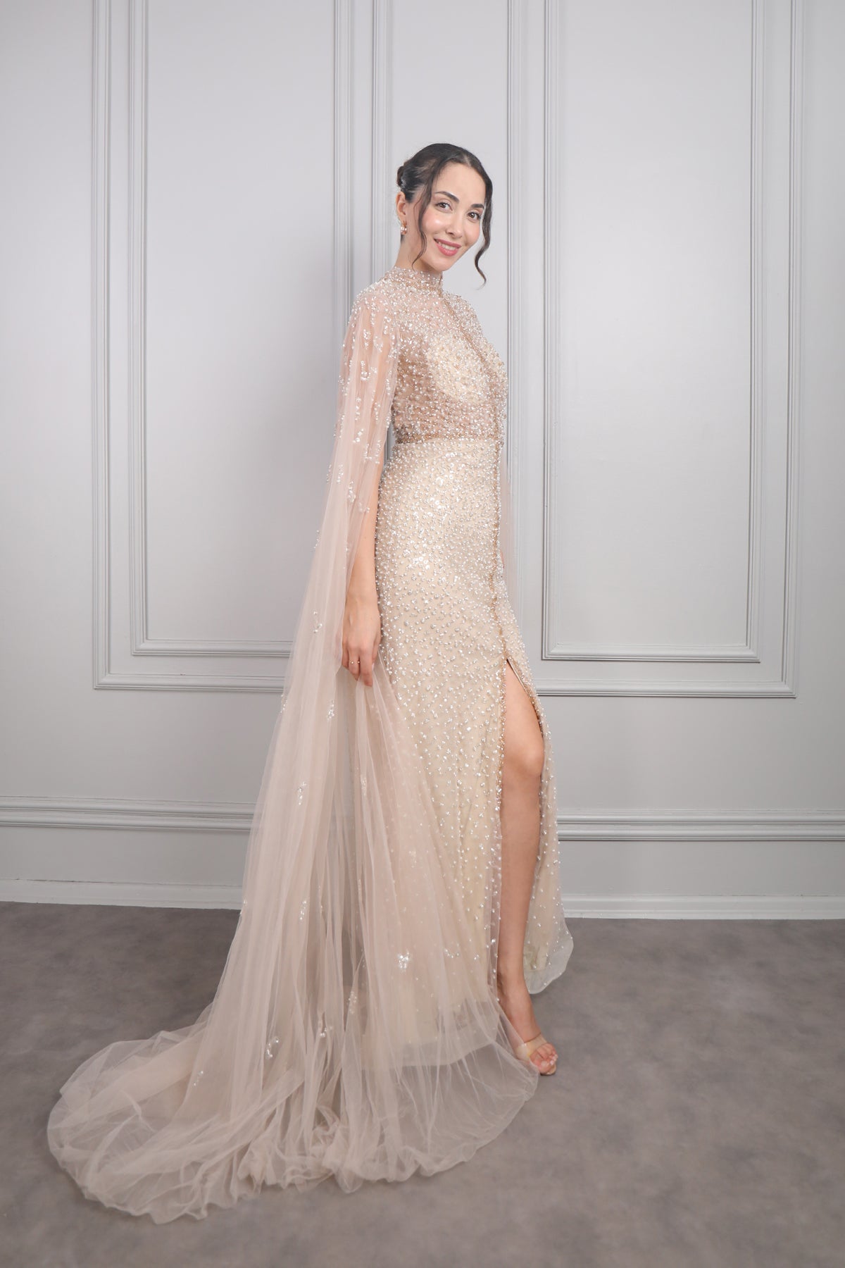 فستان سهرة بياقة حناقية مطرز بالخرز واللؤلؤ بتفاصيل شفافة من "المجموعة الخاصة" -بيج