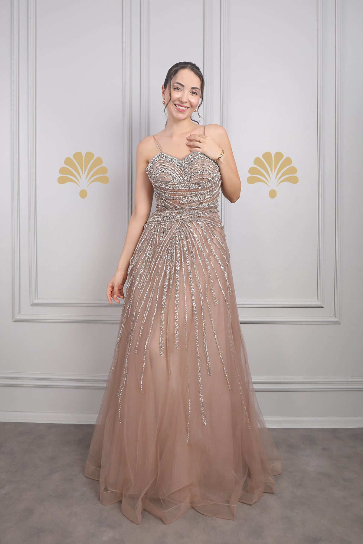 فستان سهرة تول بحمالات رفيعة مطرز بالكريستالات بالكامل من "المجموعة الخاصة" -بني