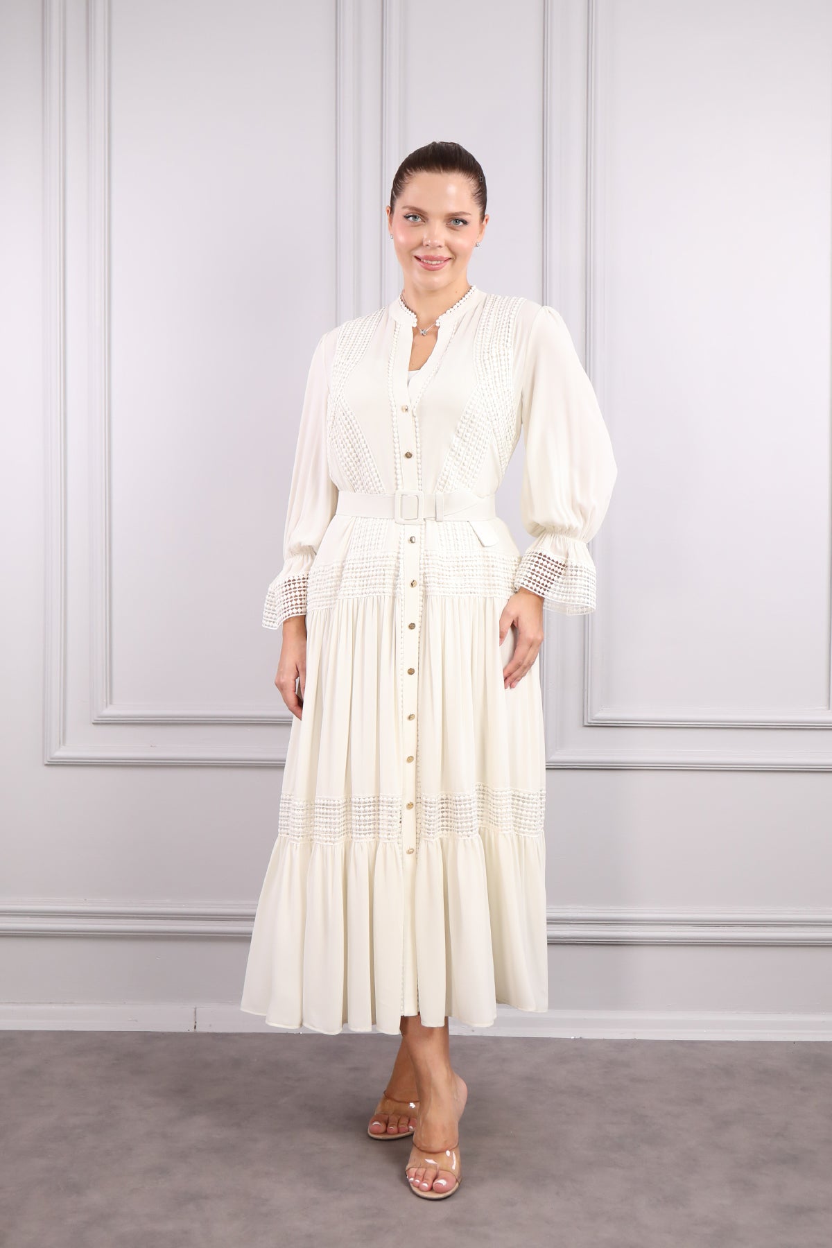 فستان ميدي مع حزام على الخصر وتفاصيل أزرار في الأمام -كريمي