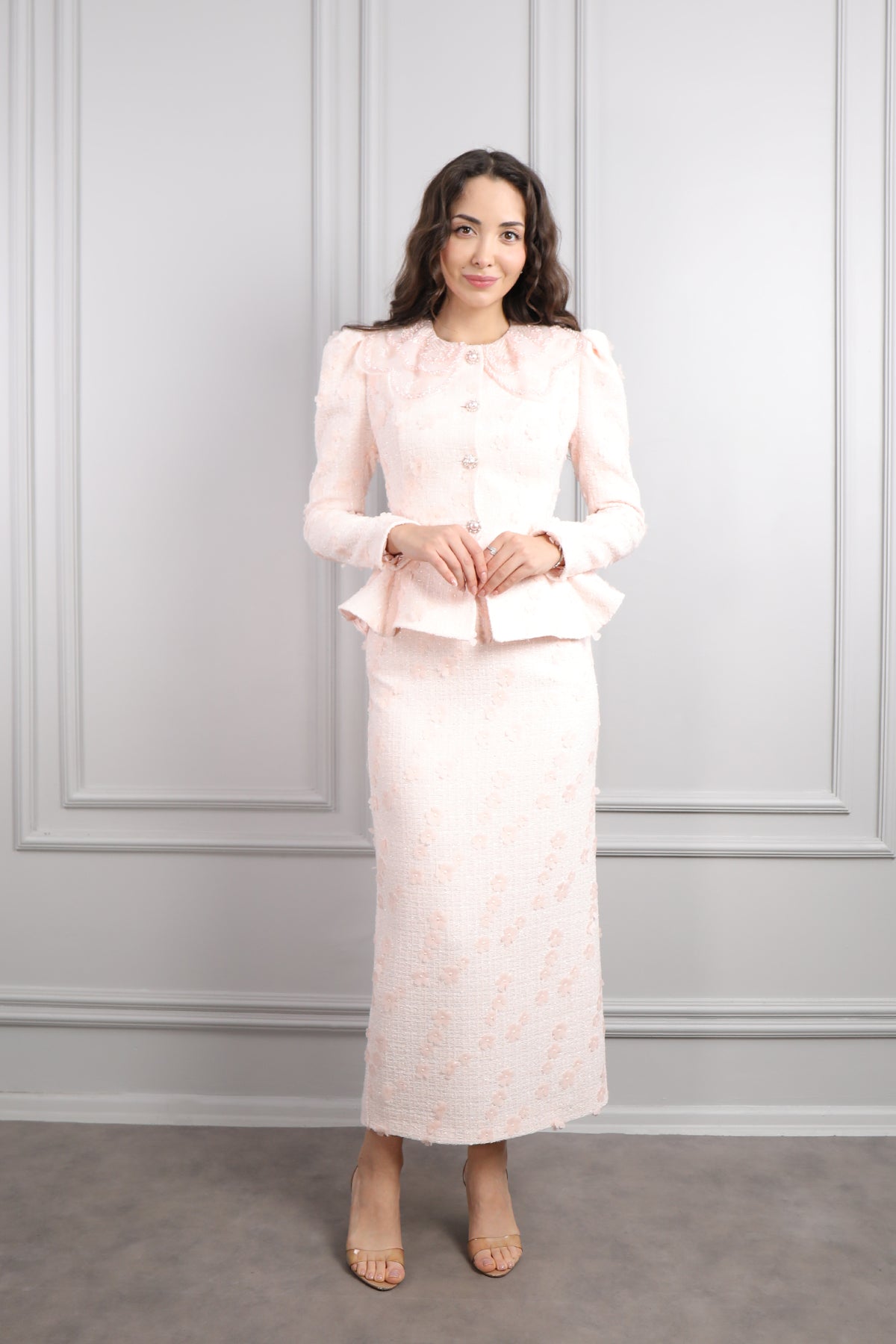 طقم تنورة وجاكيت بتطريزات ورود -بمبي