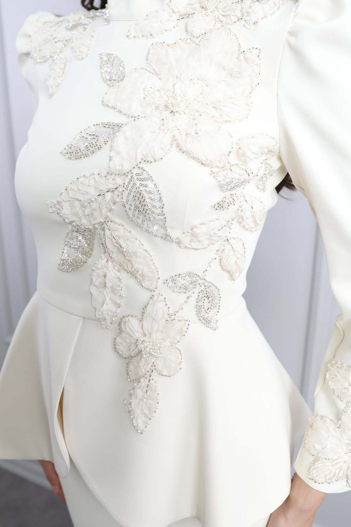 طقم تنورة مزين بتطريزات ورود -سكري