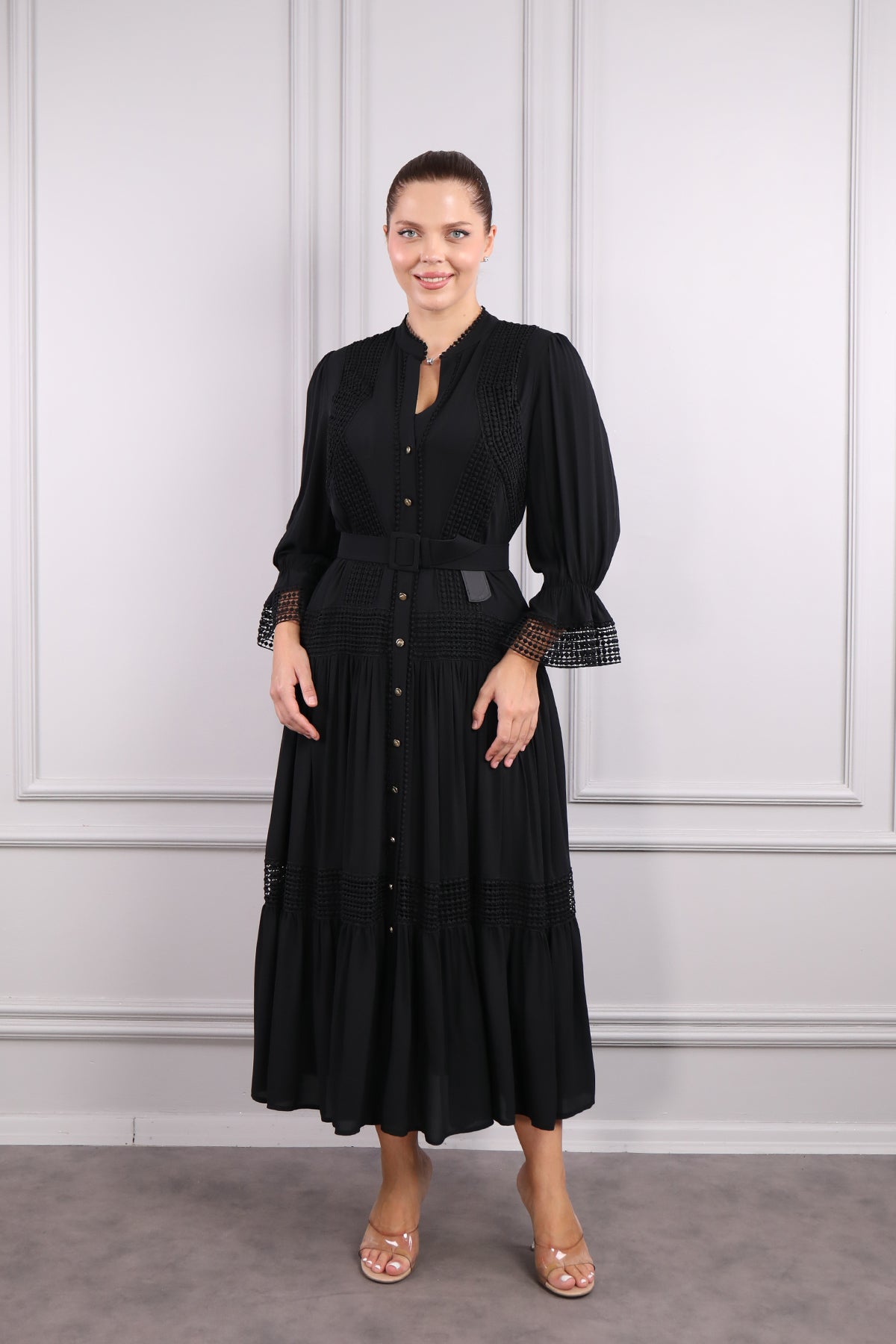 فستان ميدي مقاس كبير مع حزام على الخصر وتفاصيل أزرار في الأمام -اسود