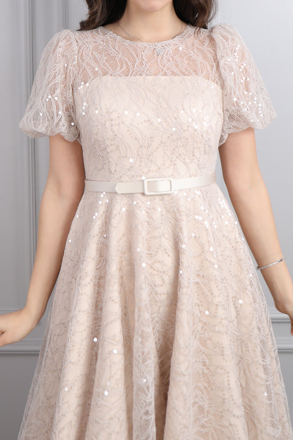 فستان سهرة قصير لامع باكمام بالون وحزام عالخصر -بيج