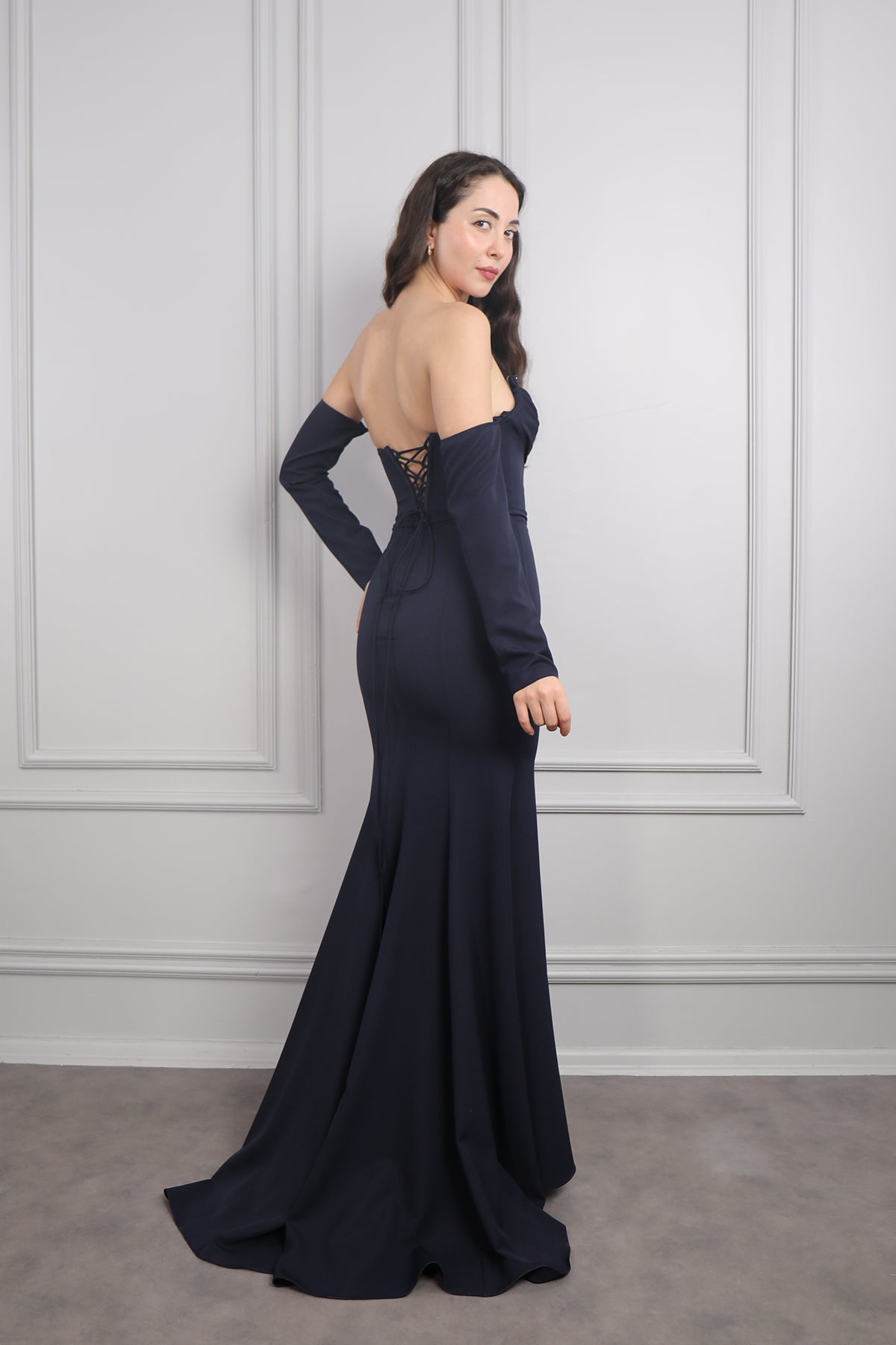 فستان سهرة سترابلس مطرز بالخرز باكمام متحركة وفتحة جانبية -كحلي