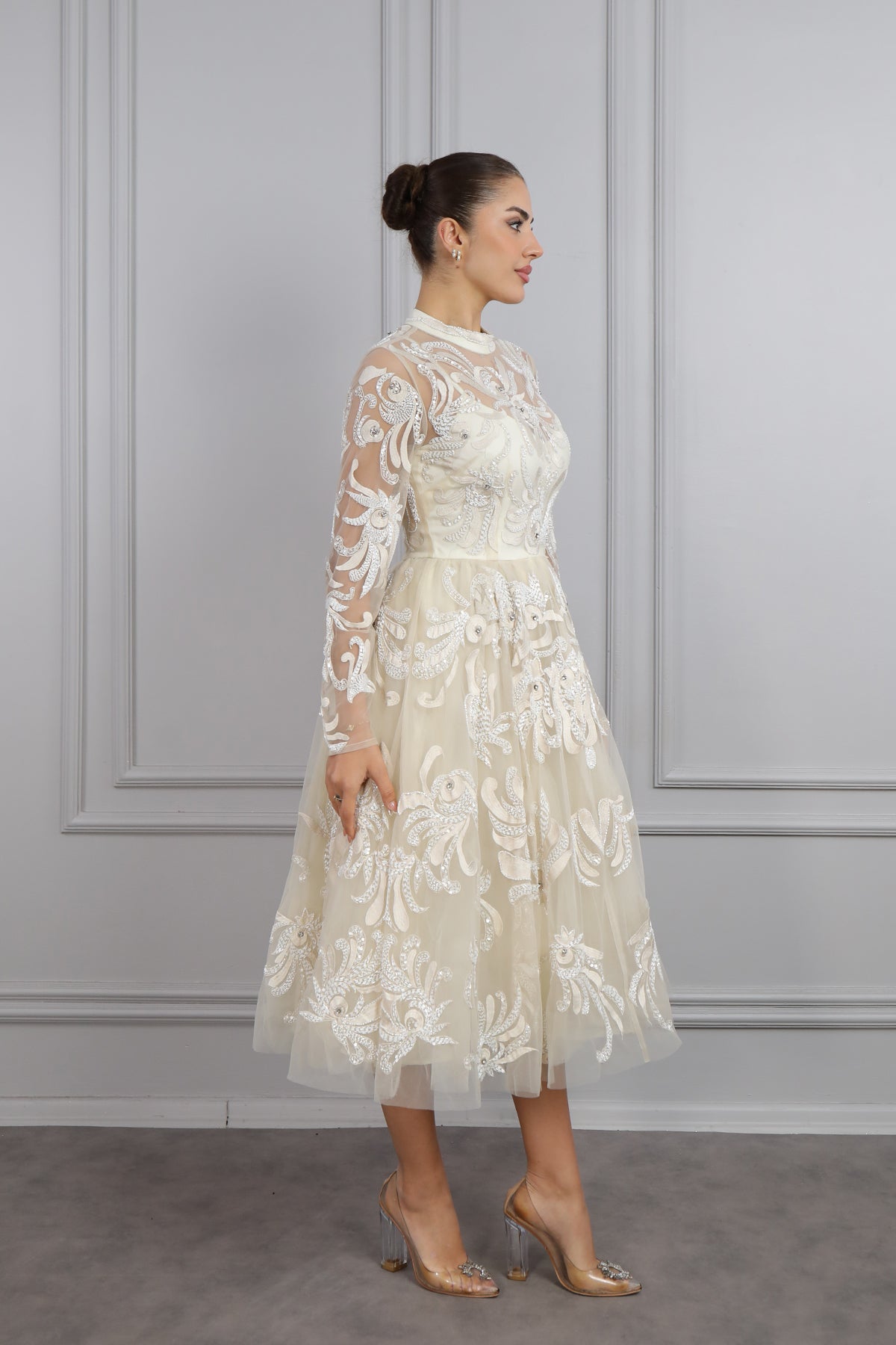 فستان سهرة ميدي بتفاصيل شفافة مطرز بالخرز بياقة عالية من "المجموعة الخاصة" -سكري