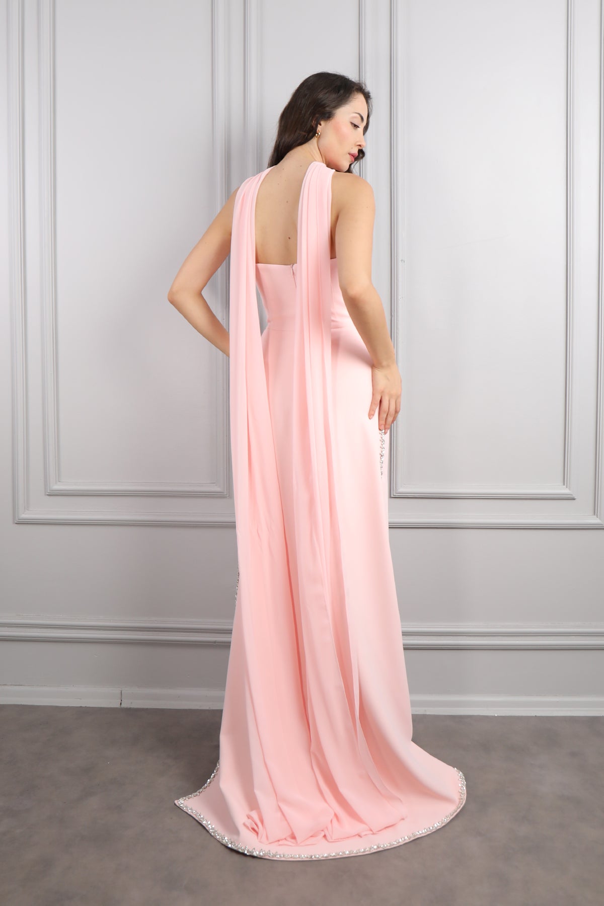 فستان سهرة سترابلس مطرز بالكريستالات مع وشاح - بمبي