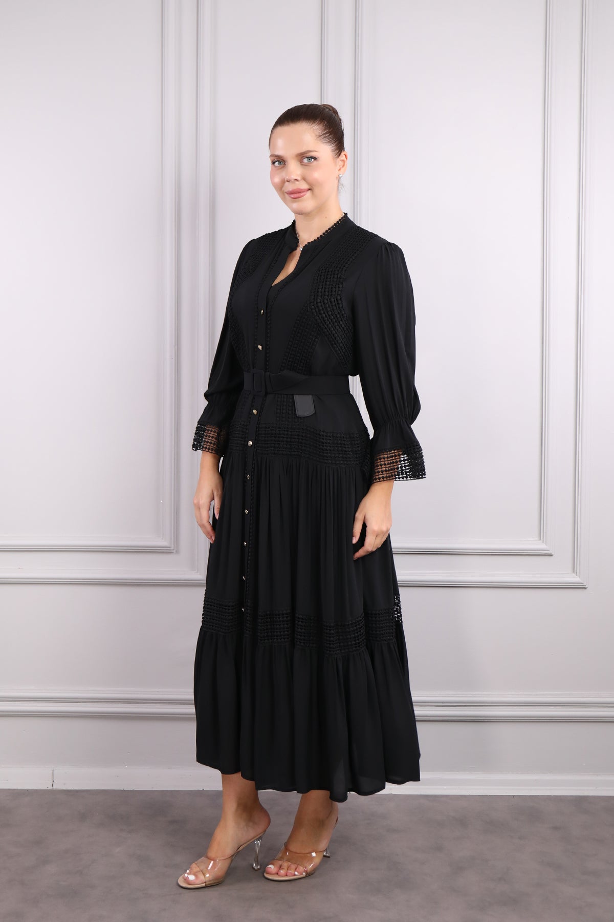 فستان ميدي مقاس كبير مع حزام على الخصر وتفاصيل أزرار في الأمام -اسود