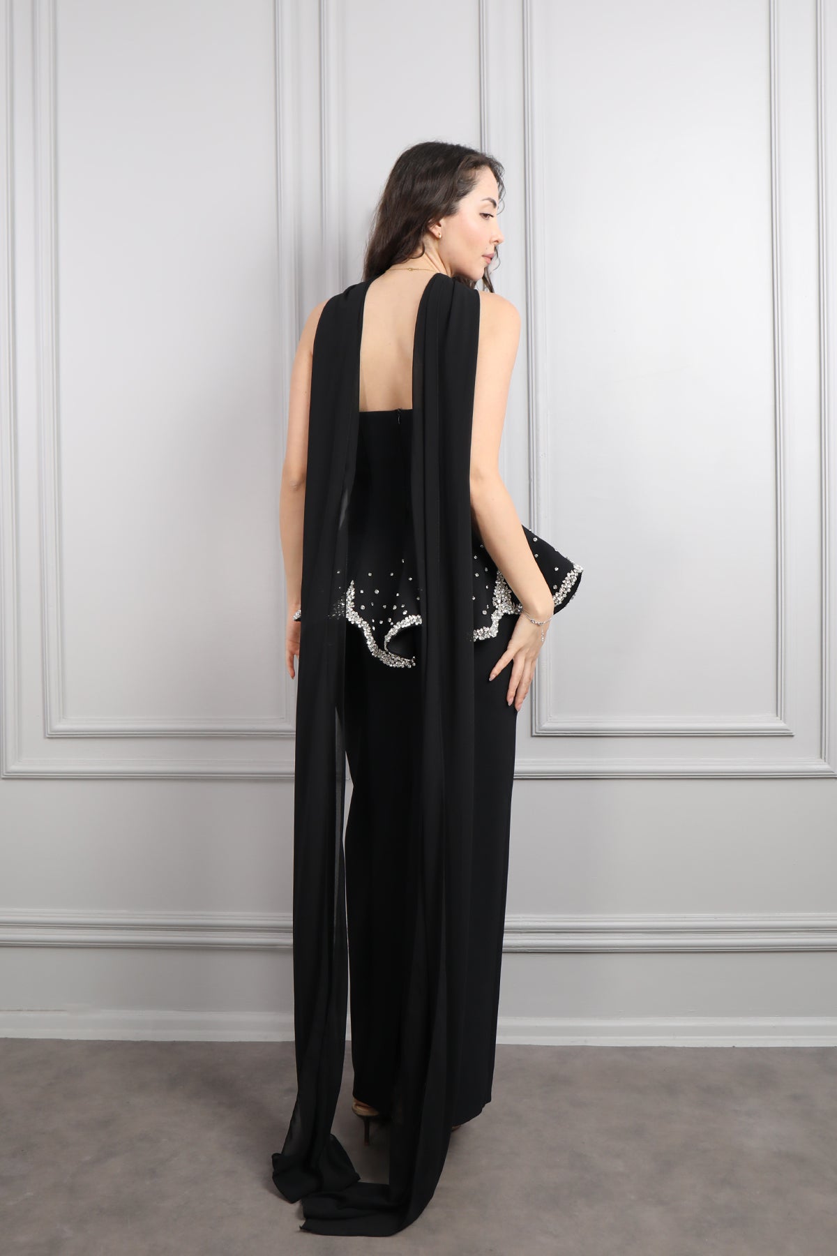 فستان سهرة سترابلس مزين بالكريستالات مع وشاح -اسود